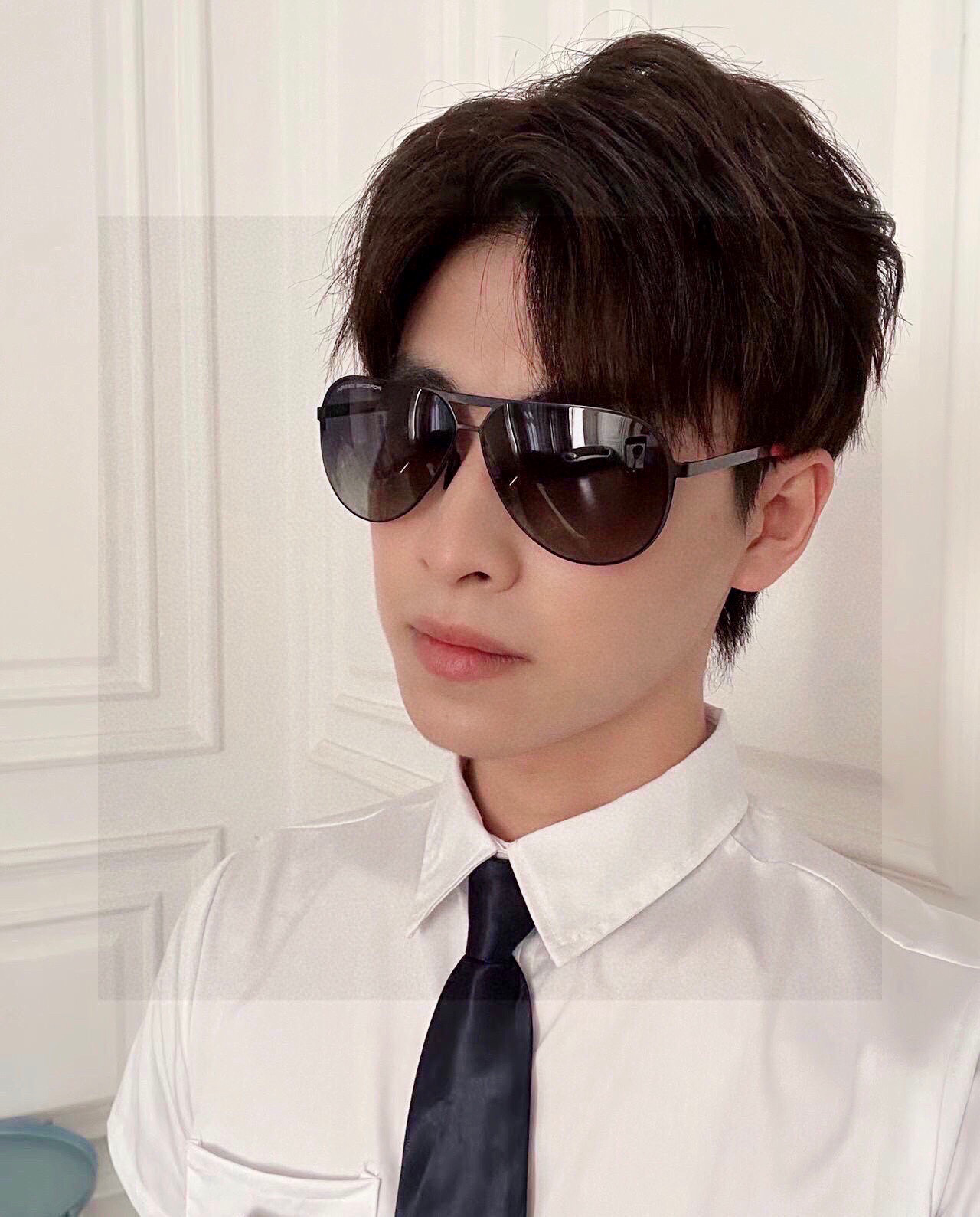 。保时捷高品质男士偏光太阳镜🕶️ 材质：高清尼龙镜片、💦超轻超有弹性镜腿.戴上超轻，不压鼻，入手超赞👍 