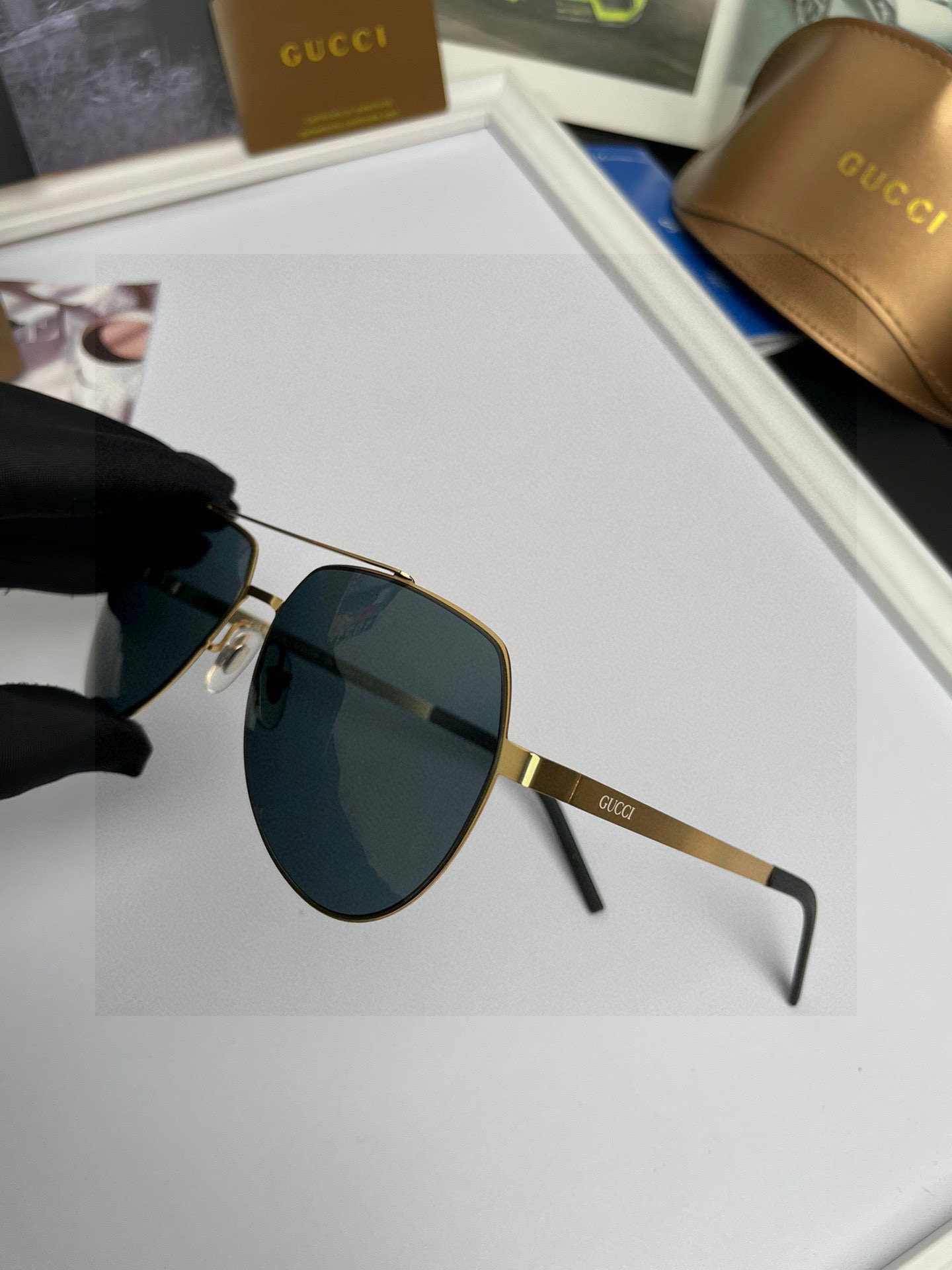 。💥品牌：古奇Gucci 高品质男士女士同款偏光太阳镜🕶️ 材质：高清尼龙镜片、💦超轻超有弹性镜腿.戴上