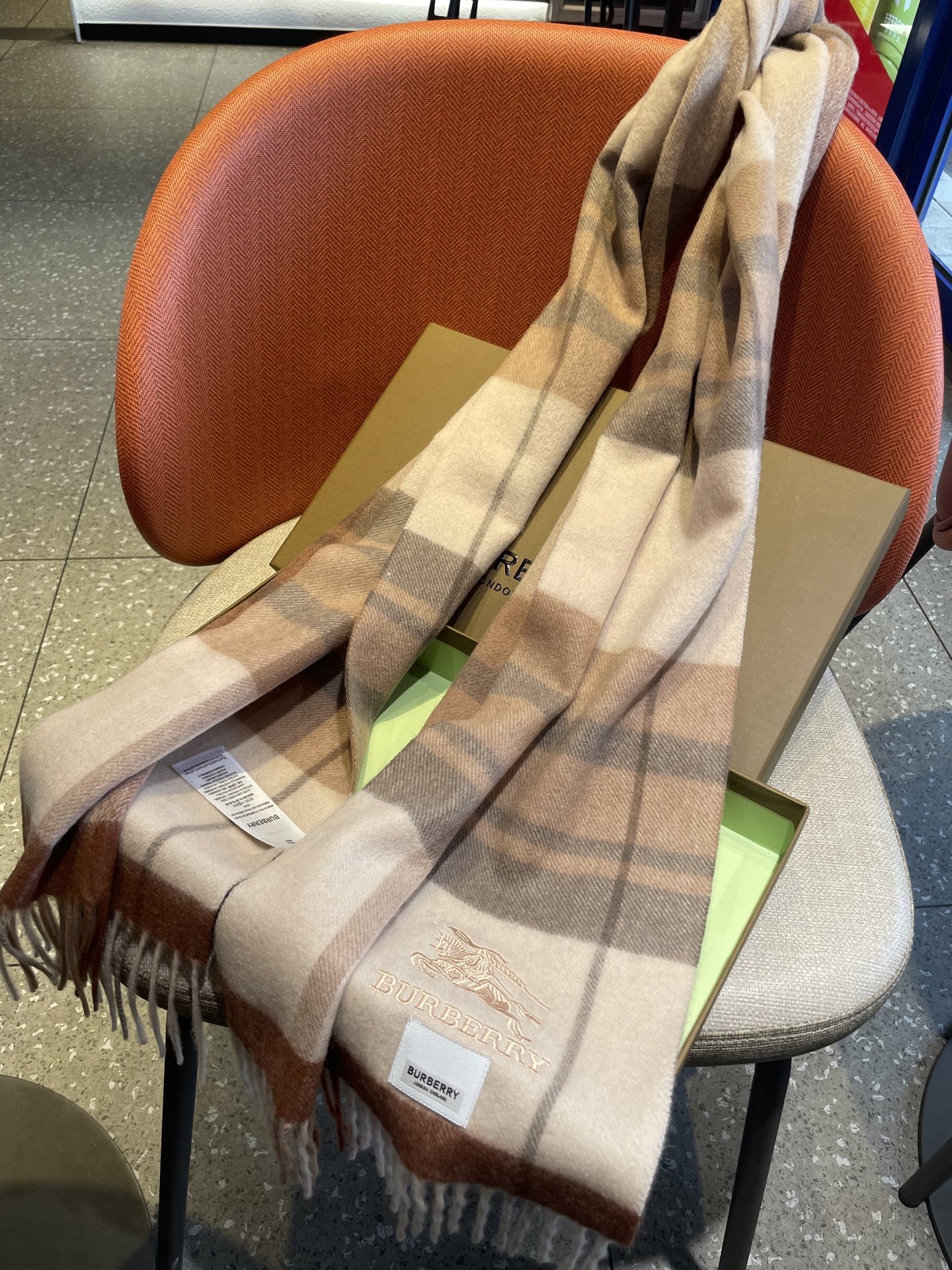 巴宝莉Bur羊绒格子好看的要疯掉了，太有型太有魅力了！！！非常斯文时尚的秋冬单品！真的很喜欢，非常Cla