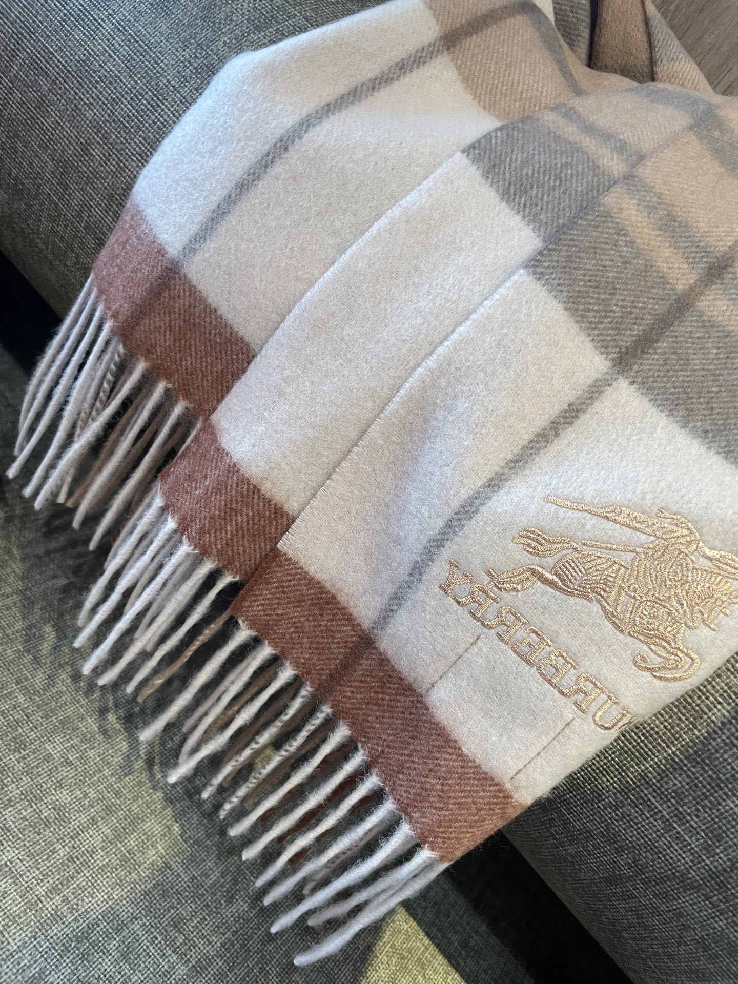 巴宝莉Bur羊绒格子好看的要疯掉了，太有型太有魅力了！！！非常斯文时尚的秋冬单品！真的很喜欢，非常Cla