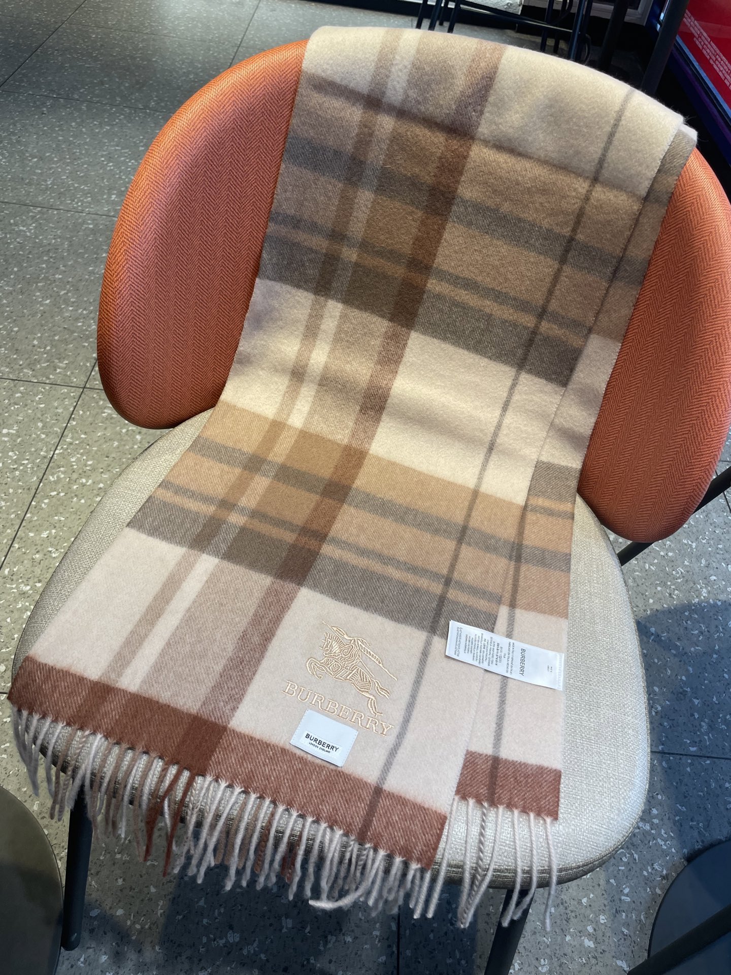 巴宝莉Bur羊绒格子好看的要疯掉了，太有型太有魅力了！！！非常斯文时尚的秋冬单品！真的很喜欢，非常Cla