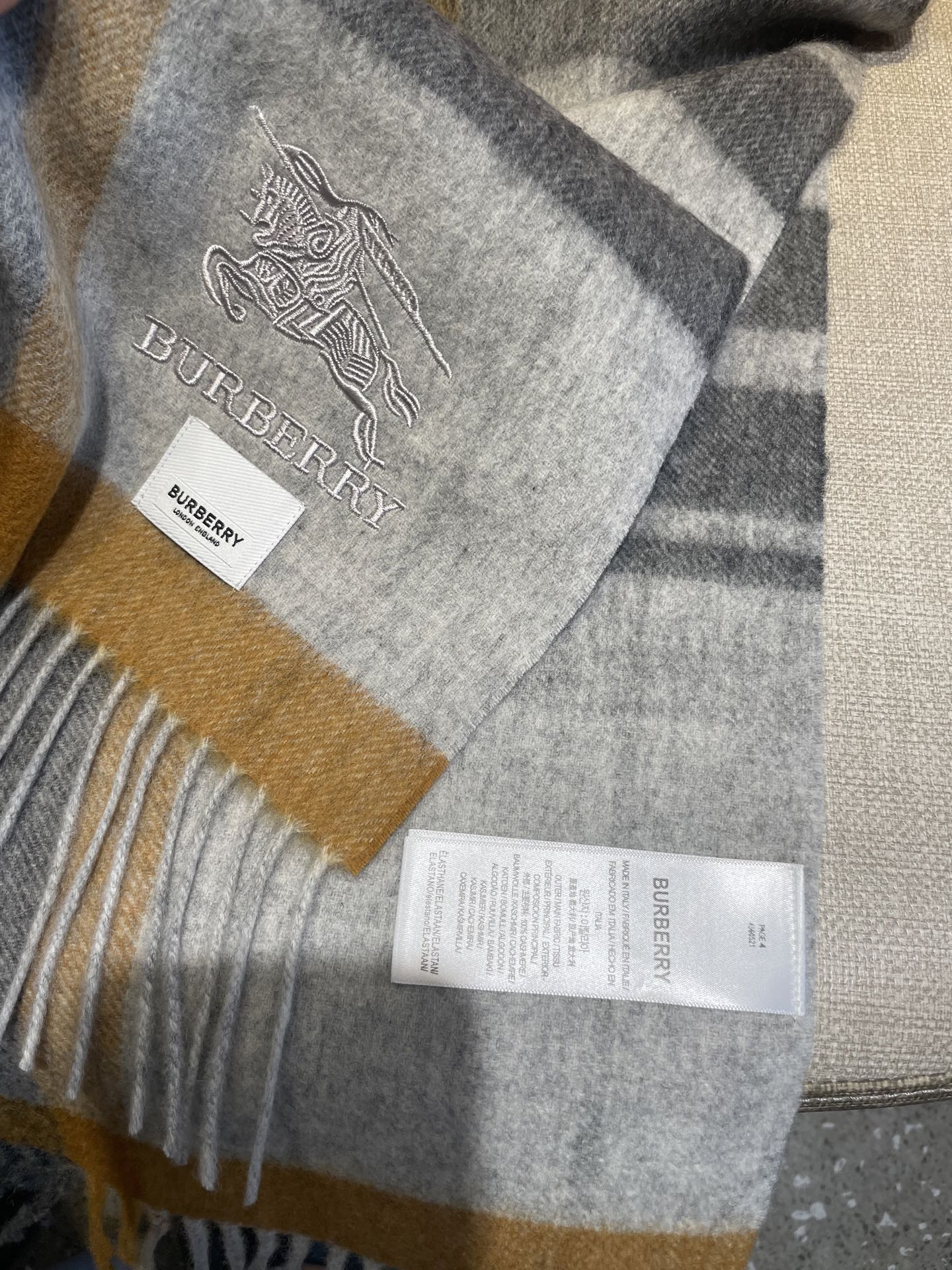 巴宝莉Bur羊绒格子好看的要疯掉了，太有型太有魅力了！！！非常斯文时尚的秋冬单品！真的很喜欢，非常Cla