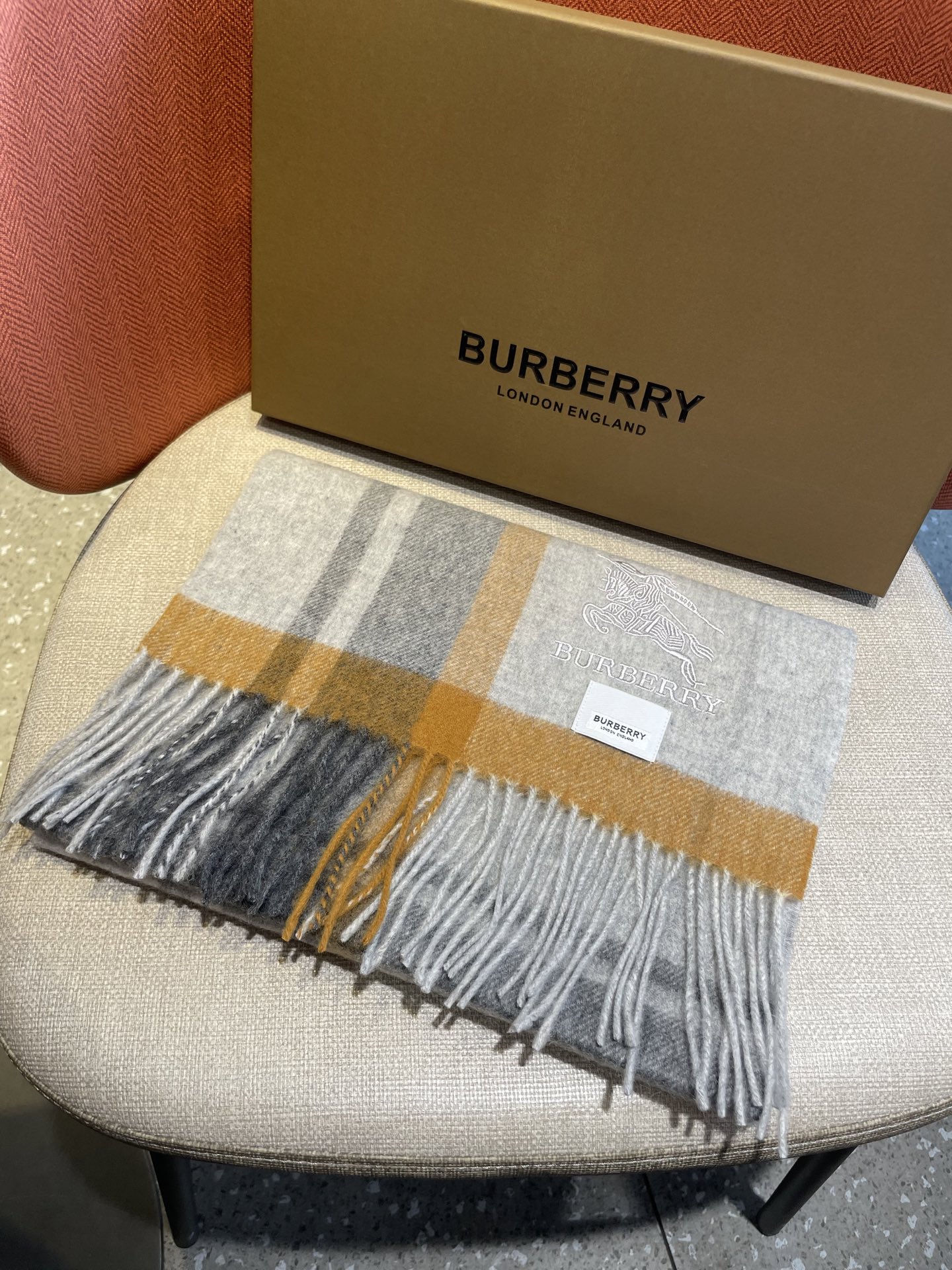 巴宝莉Bur羊绒格子好看的要疯掉了，太有型太有魅力了！！！非常斯文时尚的秋冬单品！真的很喜欢，非常Cla