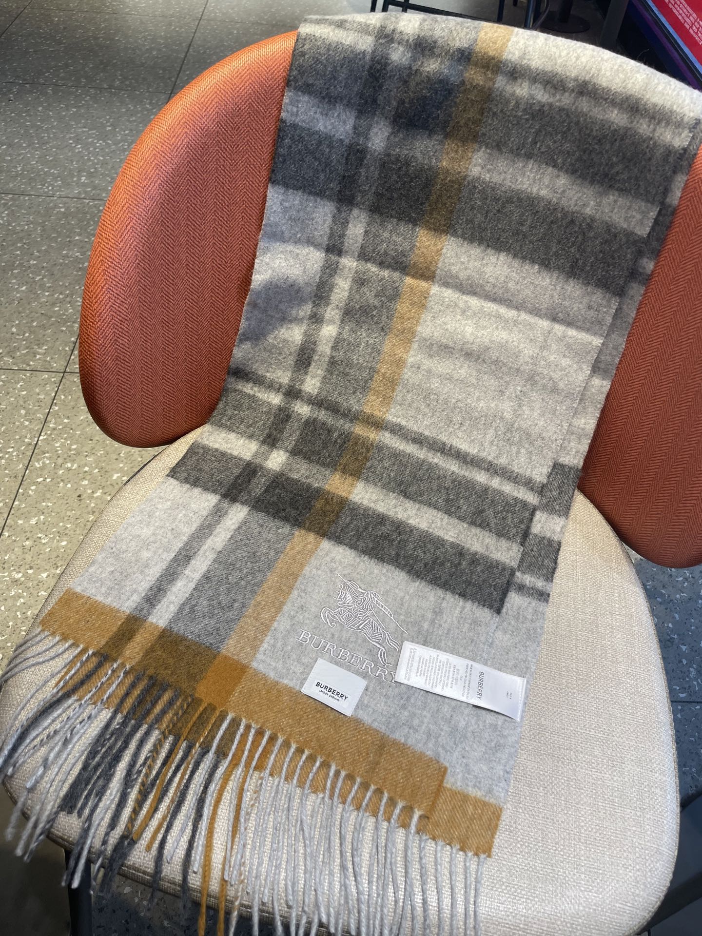 巴宝莉Bur羊绒格子好看的要疯掉了，太有型太有魅力了！！！非常斯文时尚的秋冬单品！真的很喜欢，非常Cla