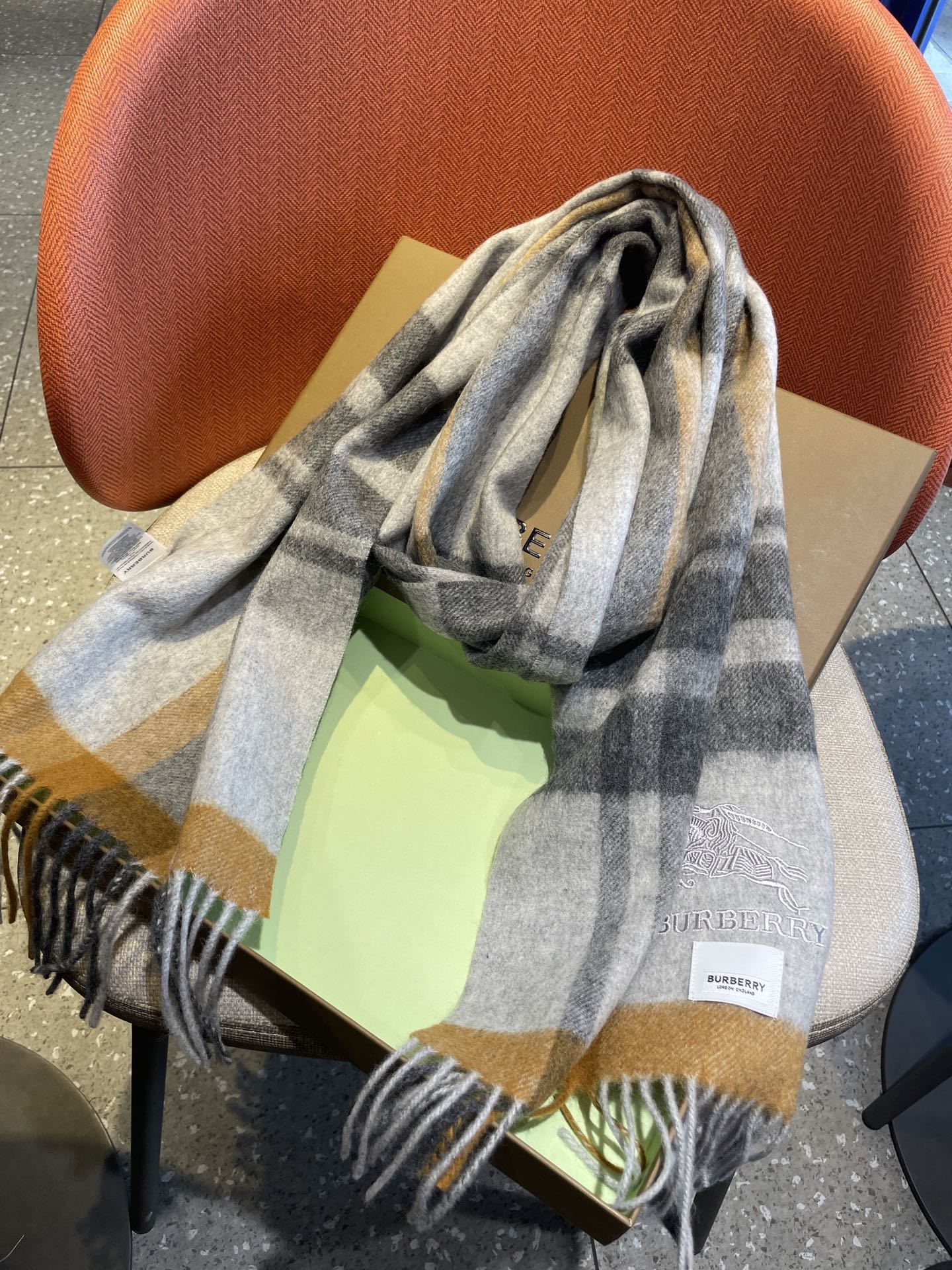 巴宝莉Bur羊绒格子好看的要疯掉了，太有型太有魅力了！！！非常斯文时尚的秋冬单品！真的很喜欢，非常Cla