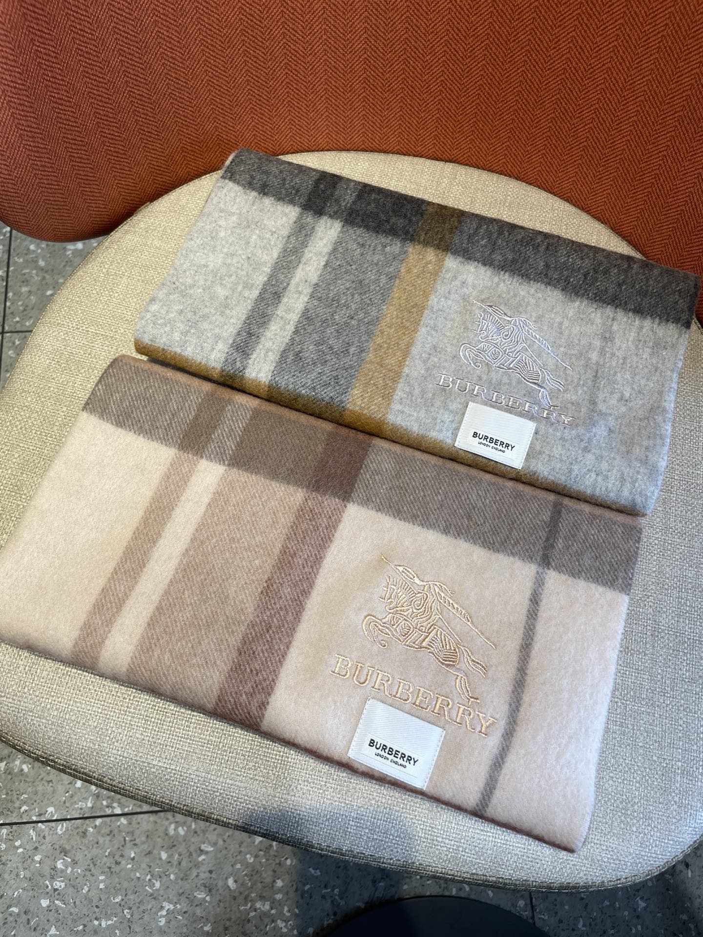 巴宝莉Bur羊绒格子好看的要疯掉了，太有型太有魅力了！！！非常斯文时尚的秋冬单品！真的很喜欢，非常Cla