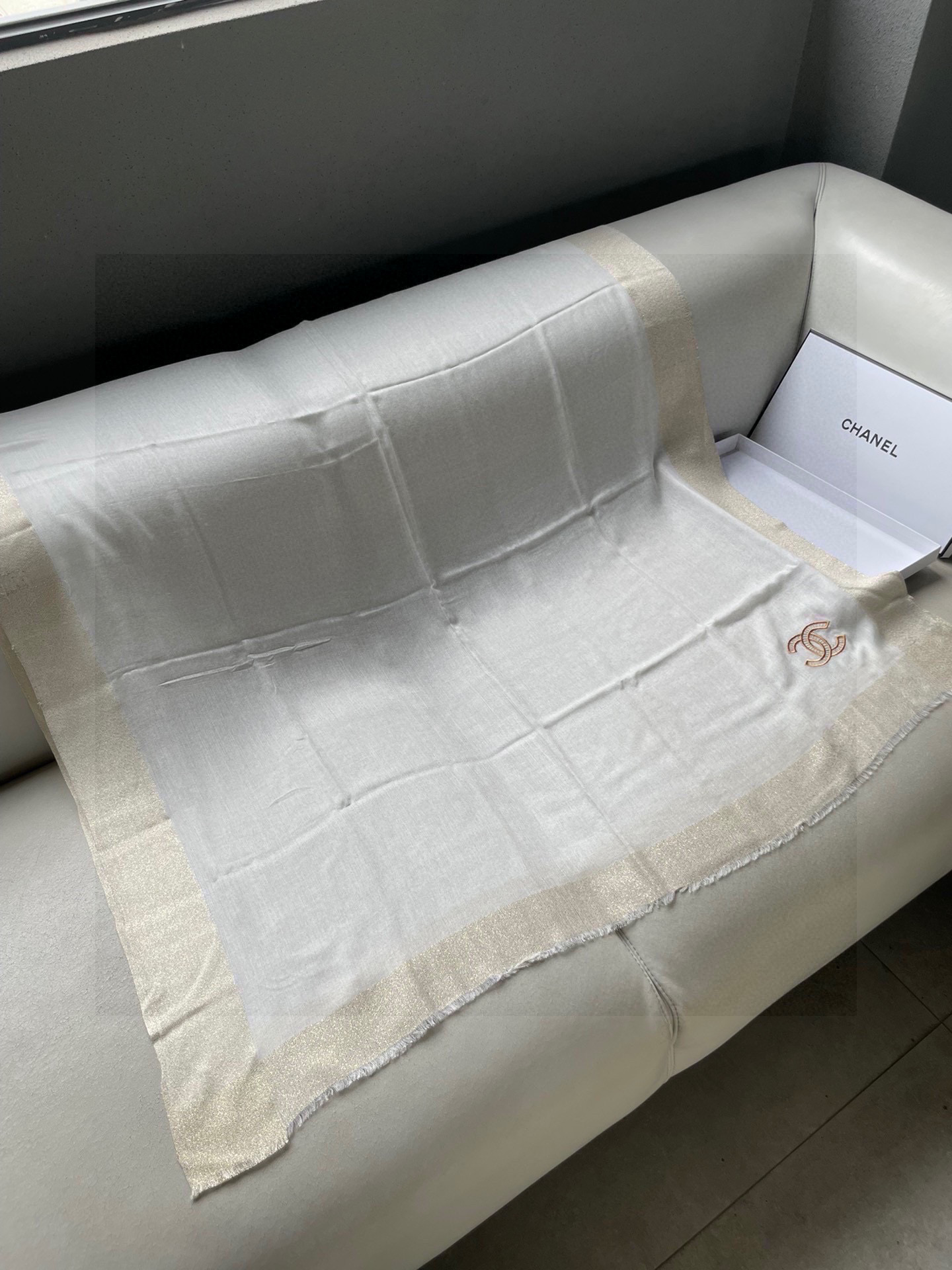 新款香奈儿顶级旷世绝美👼，👏小香风绝美百搭款💋专柜限量哦‼有钱都很难订到💛💙💜顶级纯羊绒，品质上乘✨精美