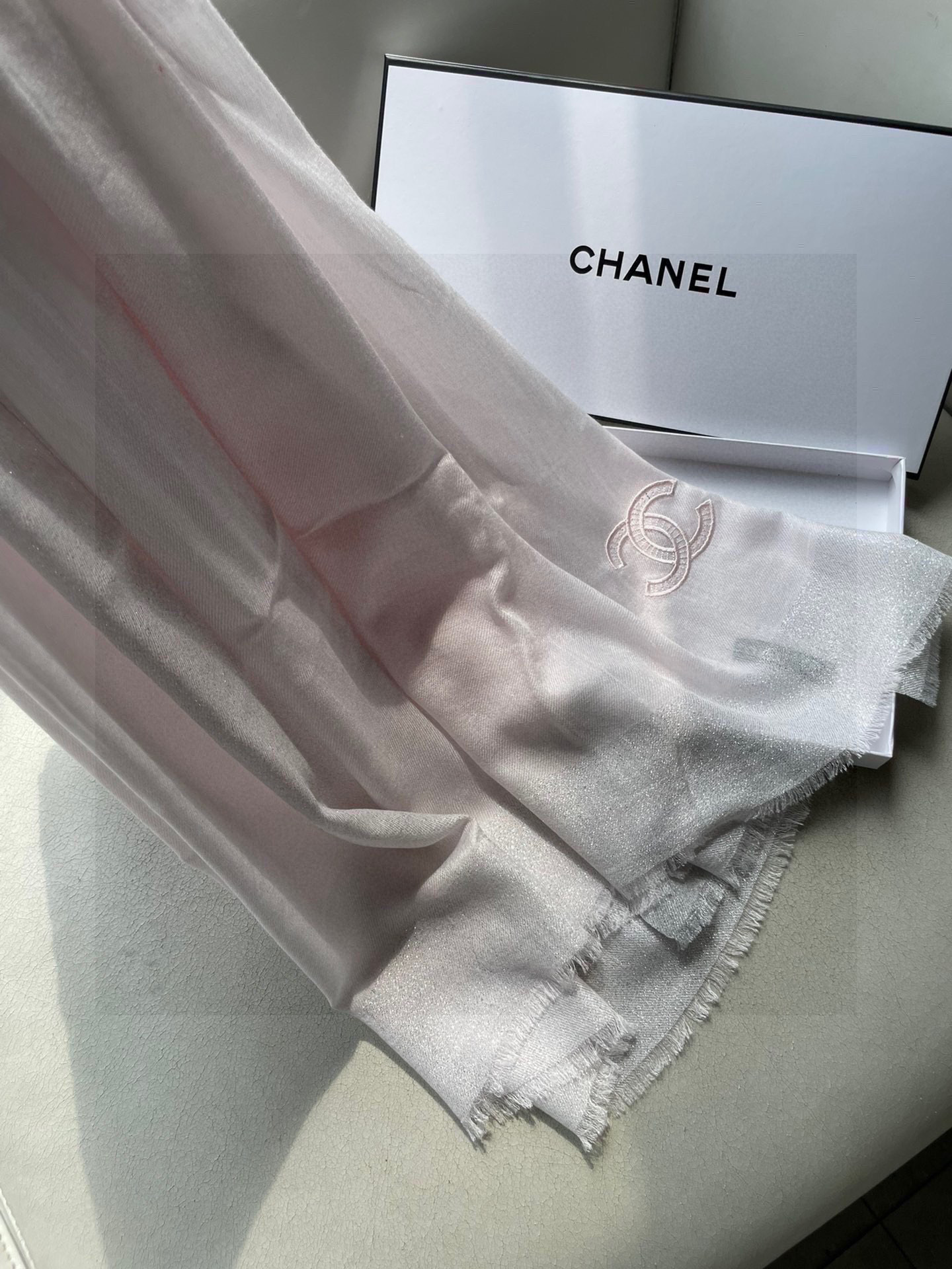 新款香奈儿顶级旷世绝美👼，👏小香风绝美百搭款💋专柜限量哦‼有钱都很难订到💛💙💜顶级纯羊绒，品质上乘✨精美