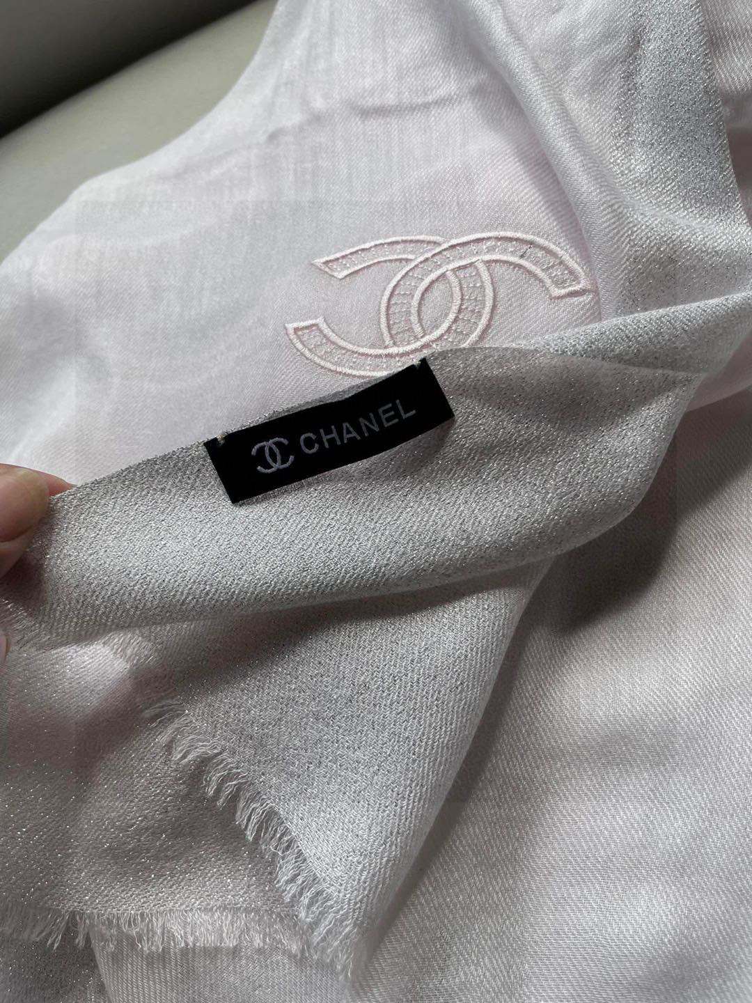 新款香奈儿顶级旷世绝美👼，👏小香风绝美百搭款💋专柜限量哦‼有钱都很难订到💛💙💜顶级纯羊绒，品质上乘✨精美