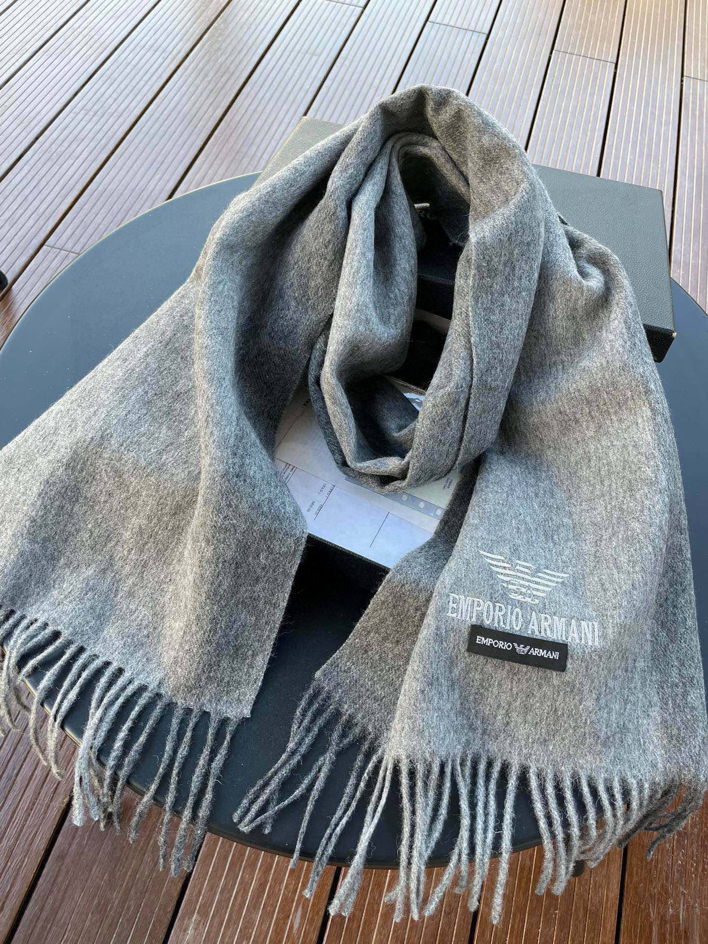 。阿玛尼海外专柜条纹拼色最新男士羊羔毛围巾～惊爆上架🎉国内专柜都没上架，从款式到面料都很赞🎻，经典的条纹