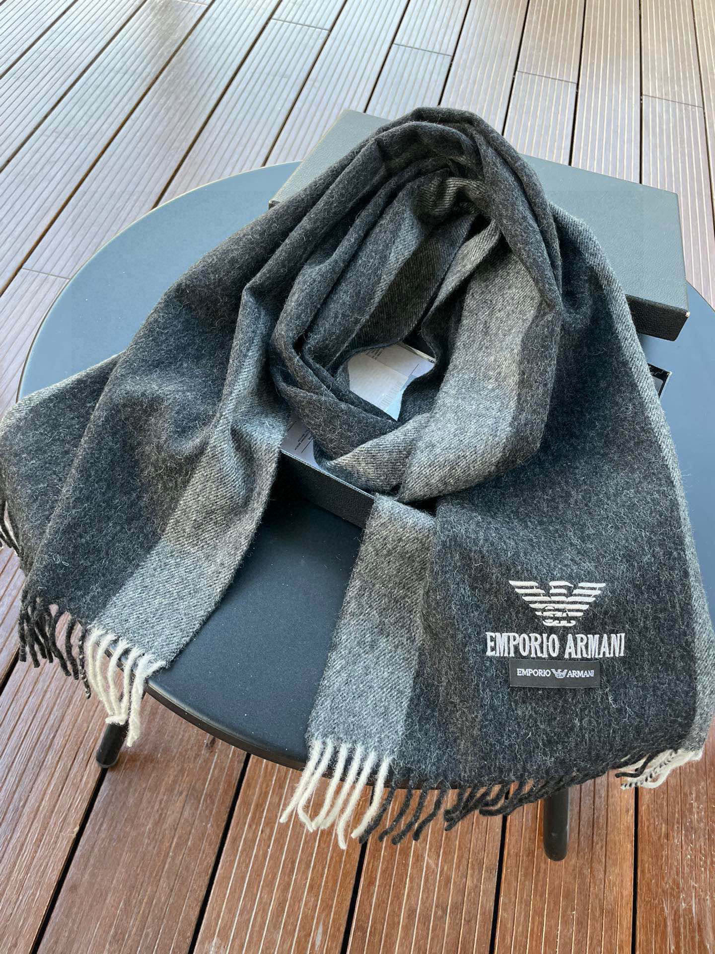 。阿玛尼海外专柜条纹拼色最新男士羊羔毛围巾～惊爆上架🎉国内专柜都没上架，从款式到面料都很赞🎻，经典的条纹