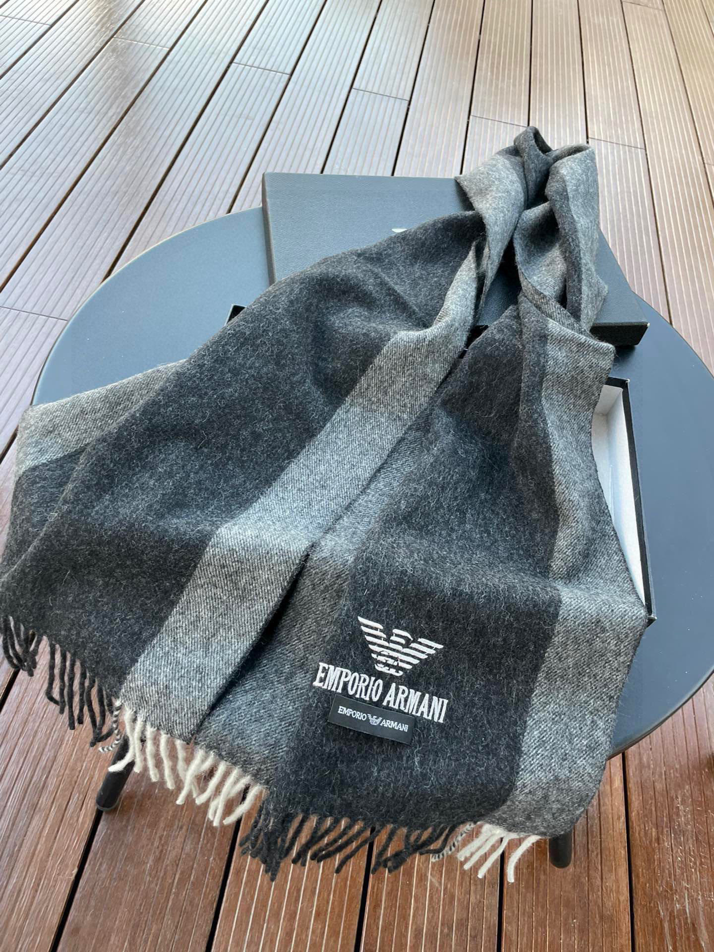 。阿玛尼海外专柜条纹拼色最新男士羊羔毛围巾～惊爆上架🎉国内专柜都没上架，从款式到面料都很赞🎻，经典的条纹