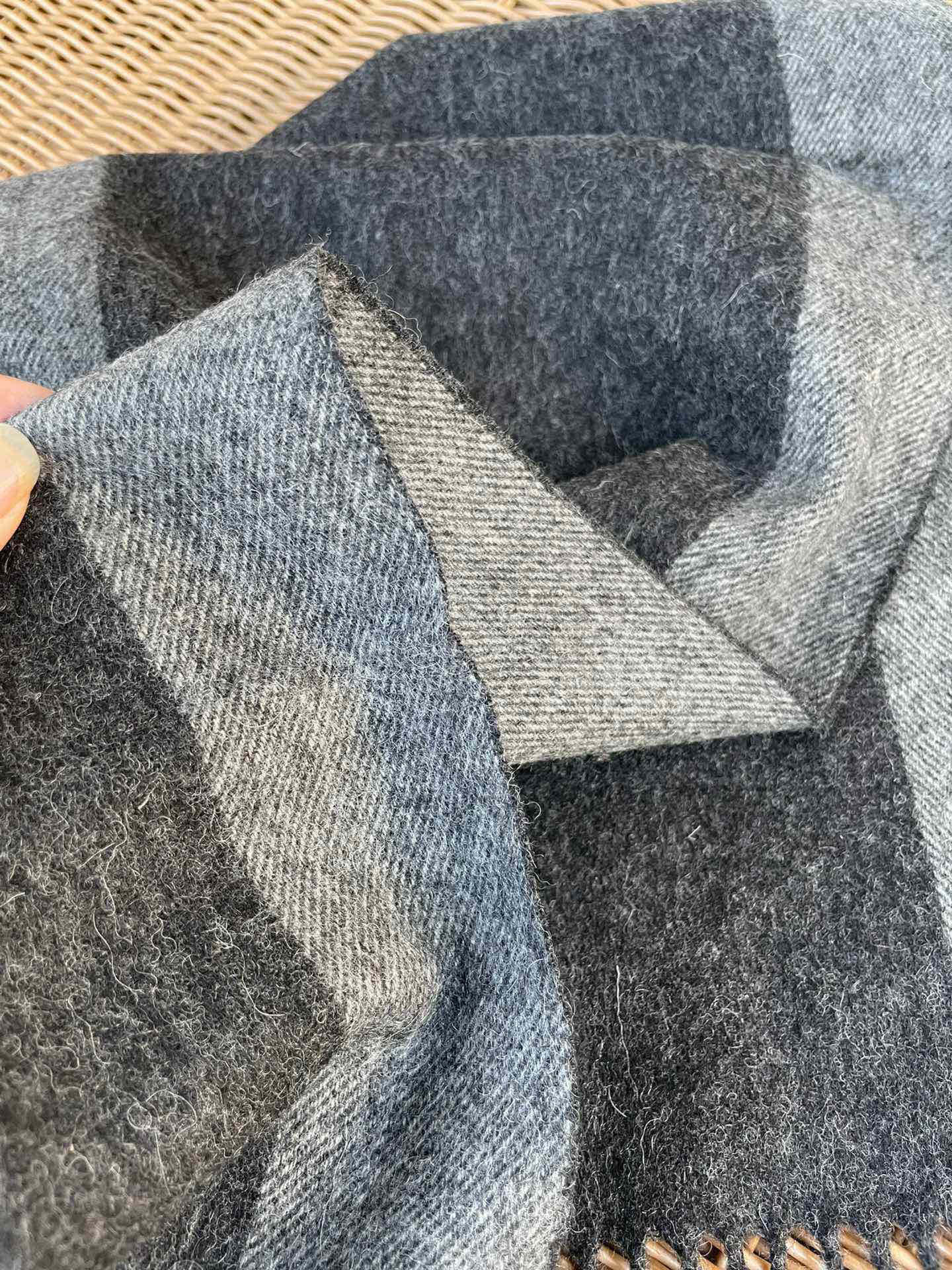 。阿玛尼海外专柜条纹拼色最新男士羊羔毛围巾～惊爆上架🎉国内专柜都没上架，从款式到面料都很赞🎻，经典的条纹