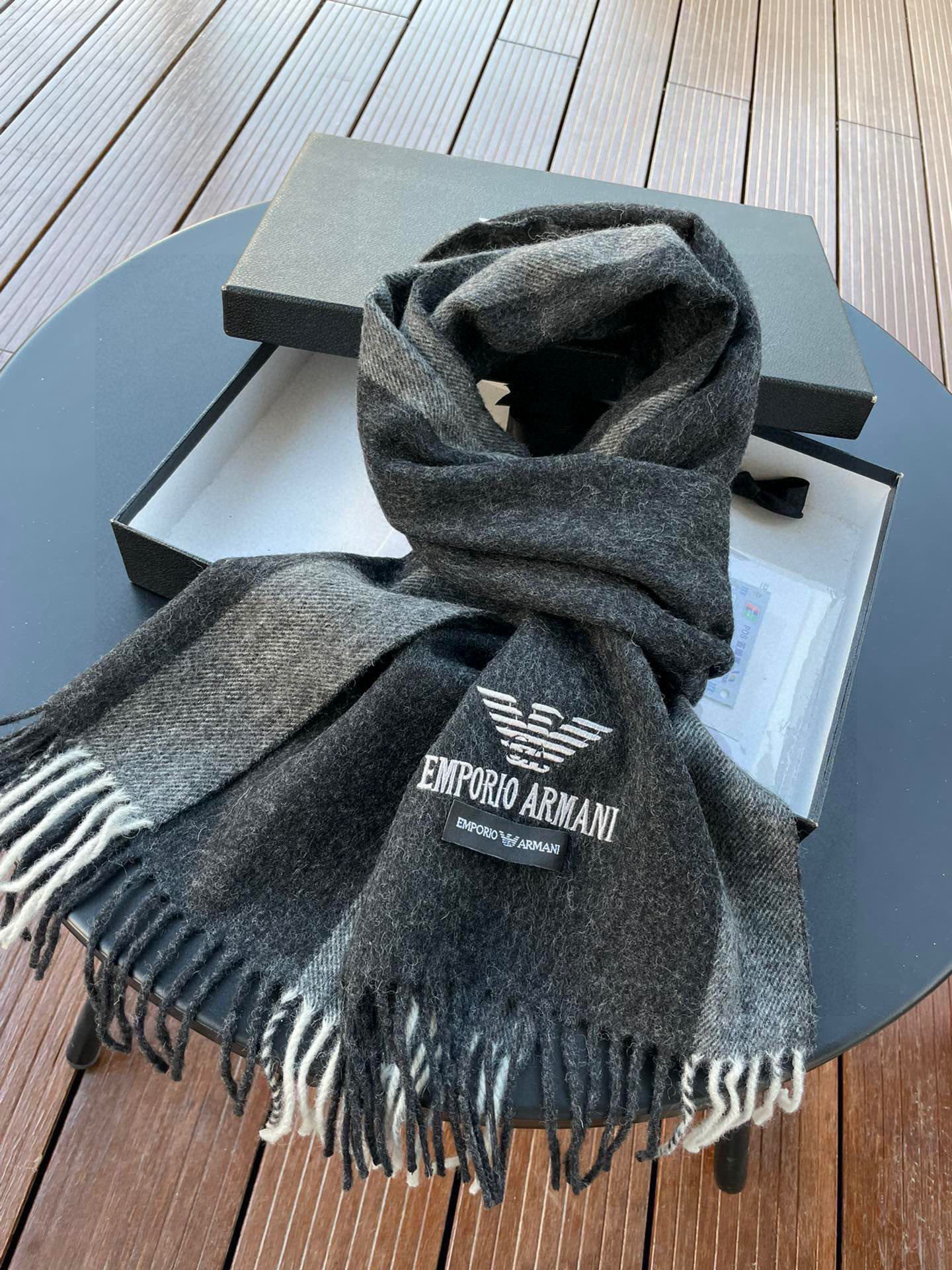 。阿玛尼海外专柜条纹拼色最新男士羊羔毛围巾～惊爆上架🎉国内专柜都没上架，从款式到面料都很赞🎻，经典的条纹