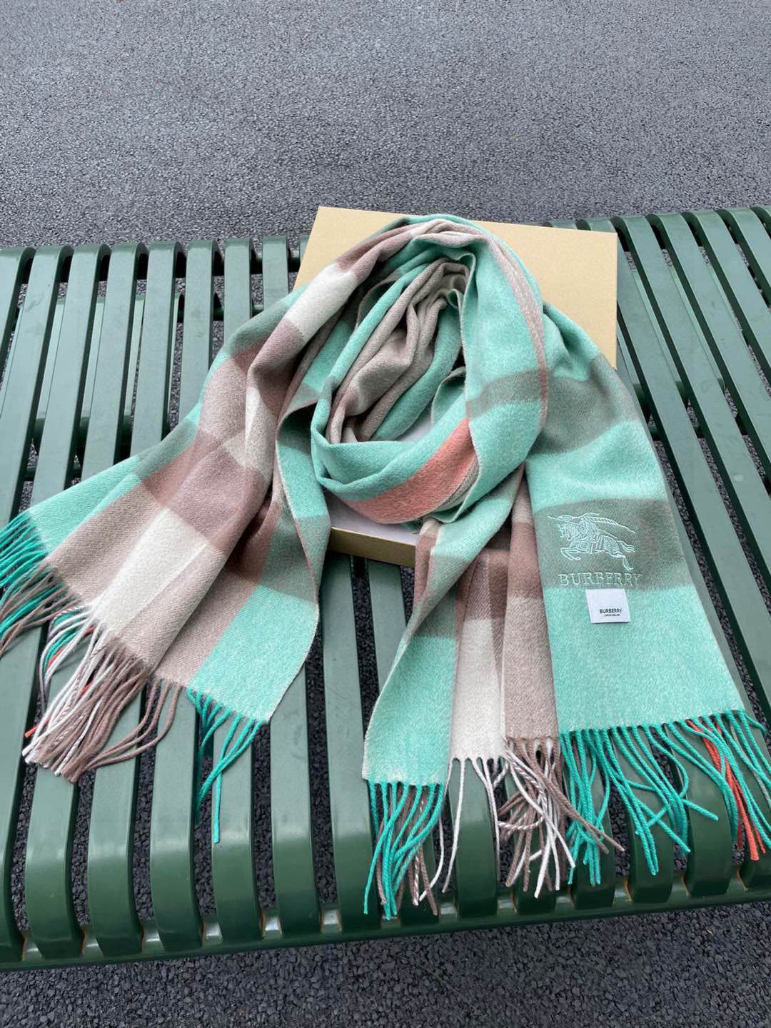 ☀️巴宝莉经典格子万年款，bbr战马刺绣🪡经典【大格披肩】品质手感好到不行‼️100%羊羔绒♨️高尖端产