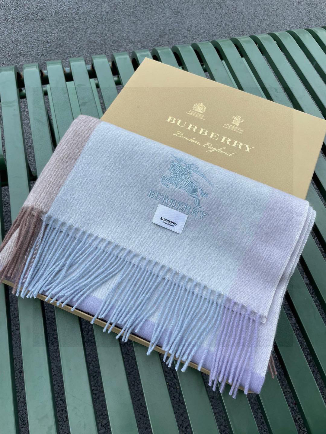 ☀️巴宝莉经典格子万年款，bbr战马刺绣🪡经典【大格披肩】品质手感好到不行‼️100%羊羔绒♨️高尖端产