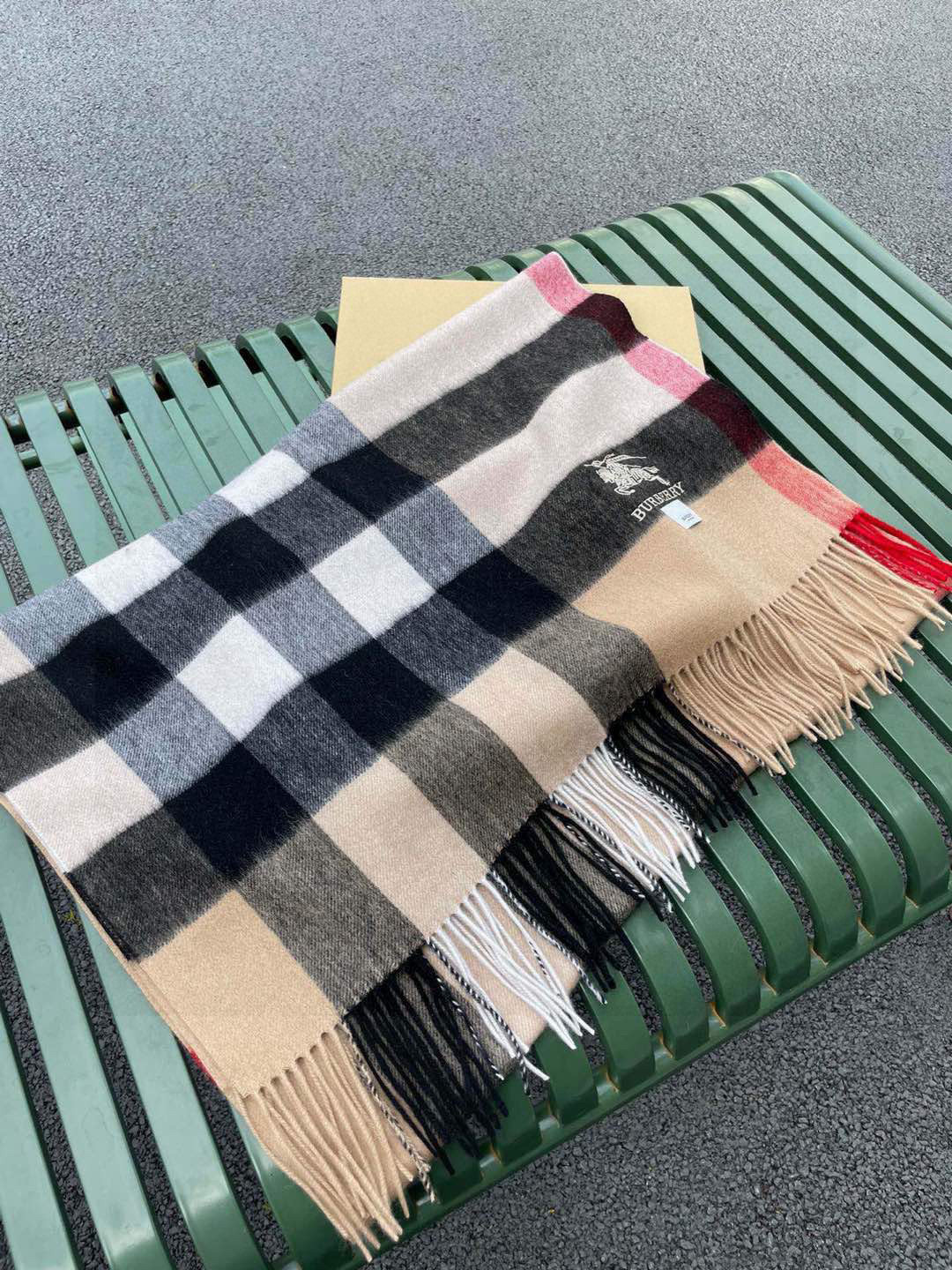 ☀️巴宝莉经典格子万年款，bbr战马刺绣🪡经典【大格披肩】品质手感好到不行‼️100%羊羔绒♨️高尖端产