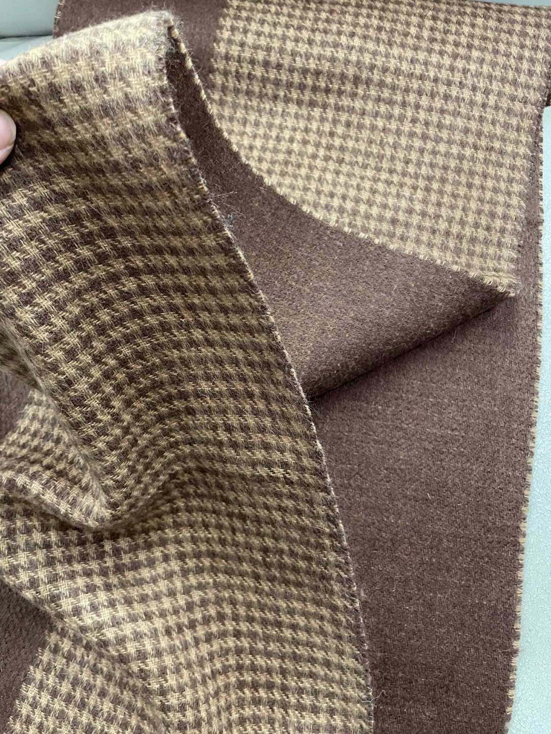 新款古奇Gucci专柜🐝双面羊绒围巾🧣💪🏻打造今年秋‮最冬‬美的💁 拼色的‮纹条‬设计💋搭配‮下时‬最流