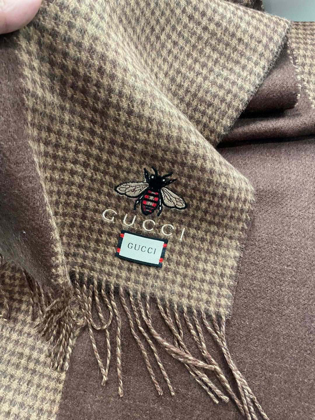 新款古奇Gucci专柜🐝双面羊绒围巾🧣💪🏻打造今年秋‮最冬‬美的💁 拼色的‮纹条‬设计💋搭配‮下时‬最流