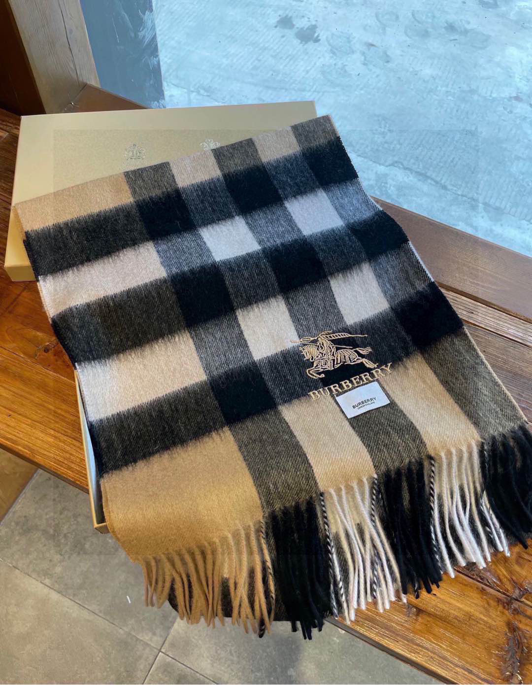 巴宝莉高品质进口羊绒围巾 惊爆上架 海外专柜最新男士女士情侣 羊绒围巾国内专柜都没上架 从款式到面料都很