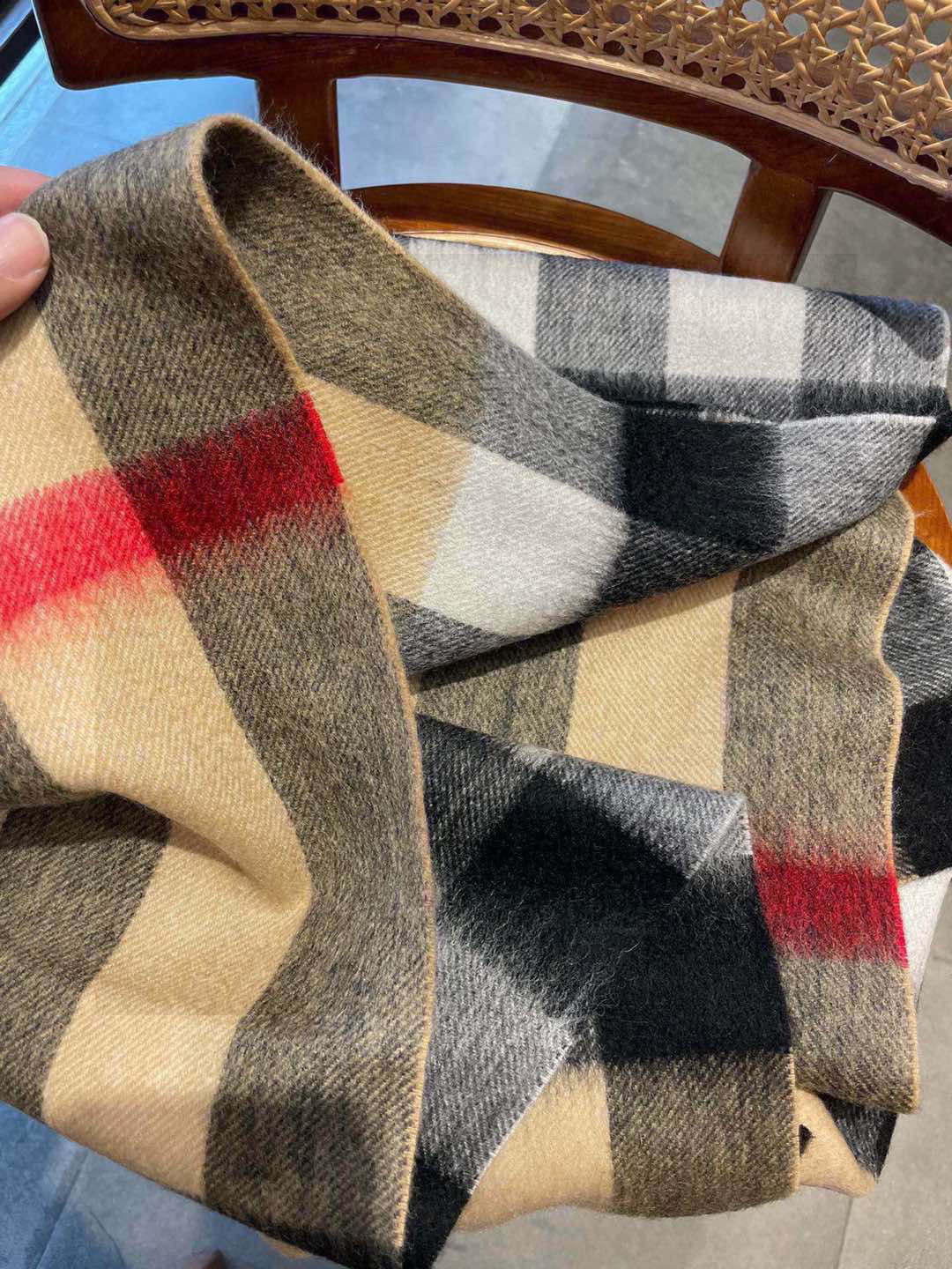 巴宝莉高品质进口羊绒围巾 惊爆上架 海外专柜最新男士女士情侣 羊绒围巾国内专柜都没上架 从款式到面料都很