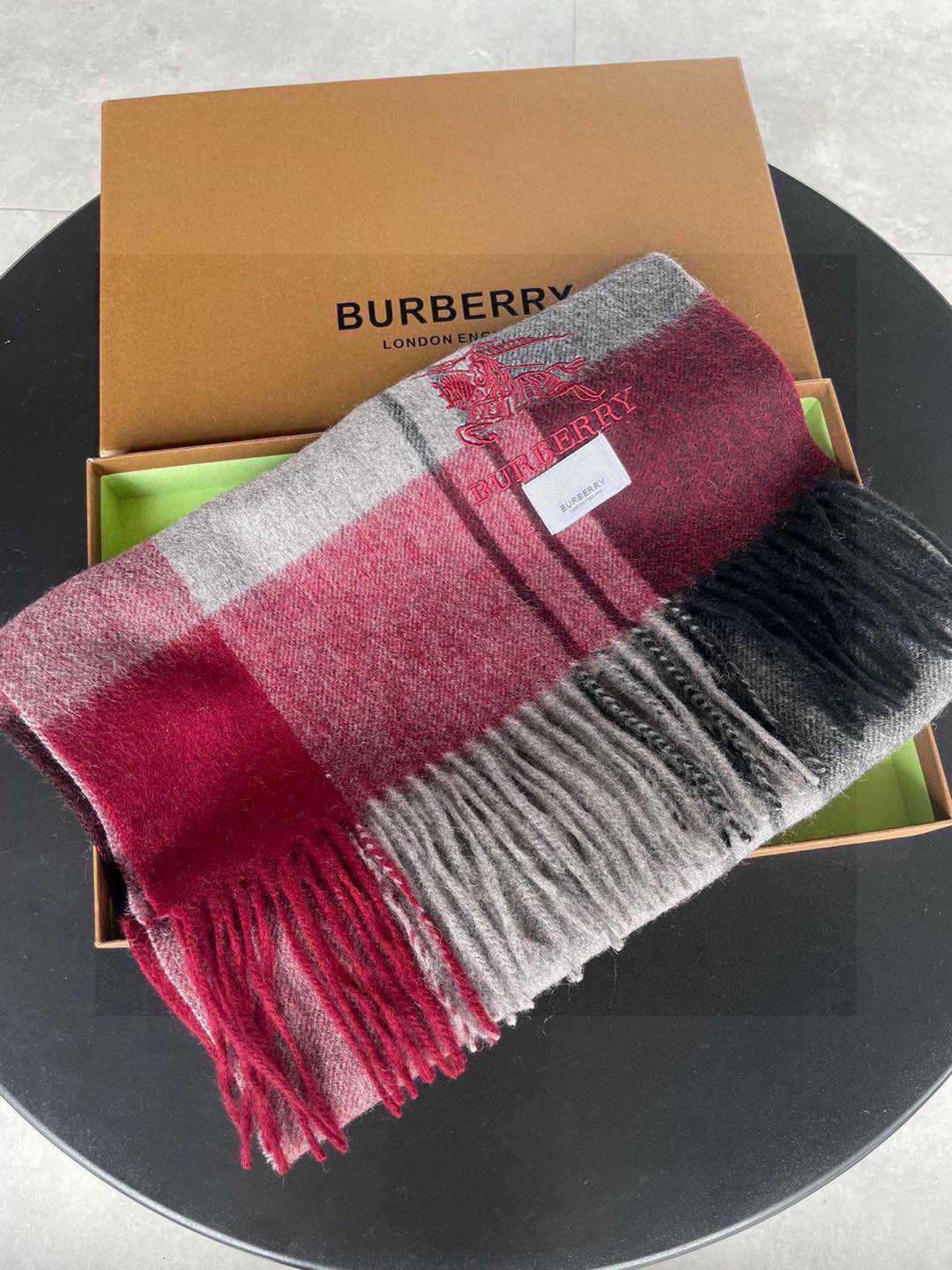 巴宝莉Bur羊绒格子好看的要疯掉了，太有型太有魅力了！！！非常斯文时尚的秋冬单品！真的很喜欢，非常Cla