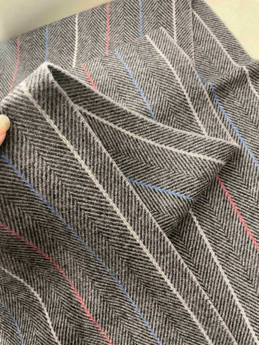 。阿玛尼海外专柜条纹拼色最新男士羊羔毛围巾～惊爆上架🎉国内专柜都没上架，从款式到面料都很赞🎻，经典的条纹