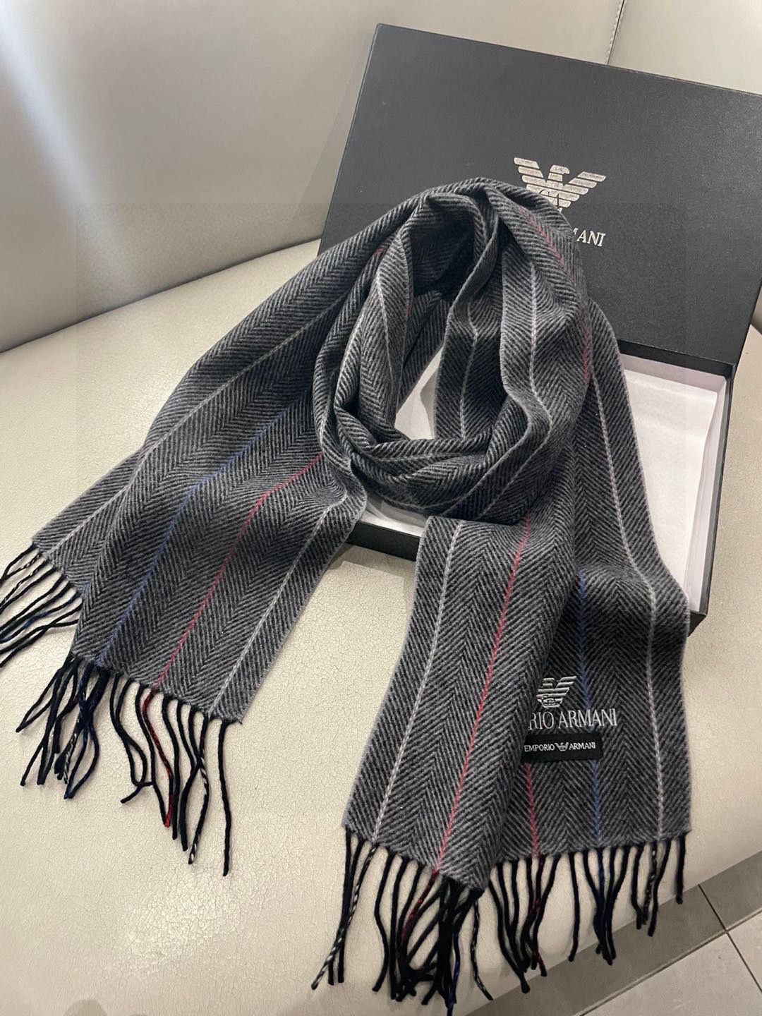 。阿玛尼海外专柜条纹拼色最新男士羊羔毛围巾～惊爆上架🎉国内专柜都没上架，从款式到面料都很赞🎻，经典的条纹