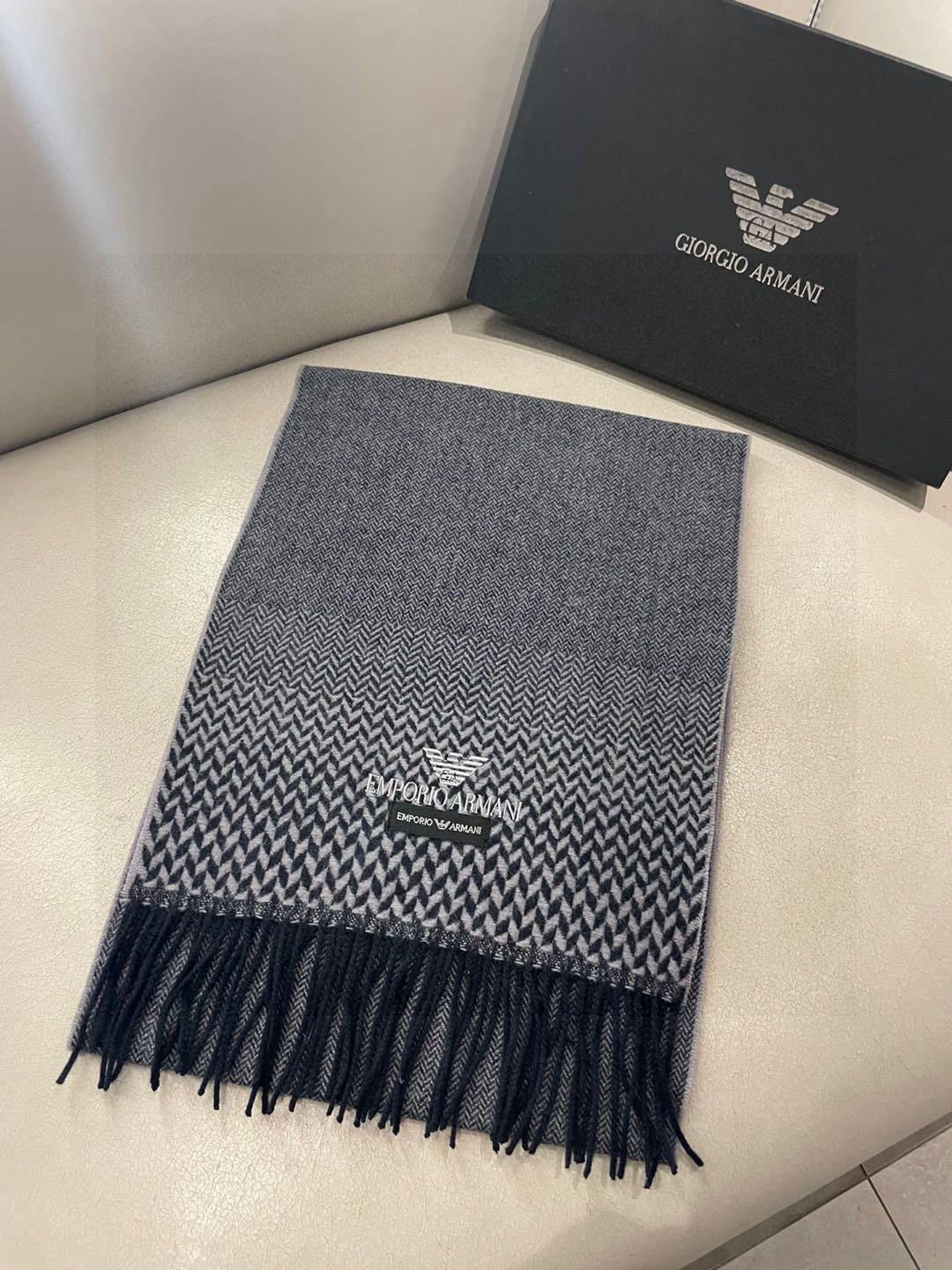 。阿玛尼海外专柜条纹拼色最新男士羊羔毛围巾～惊爆上架🎉国内专柜都没上架，从款式到面料都很赞🎻，经典的条纹