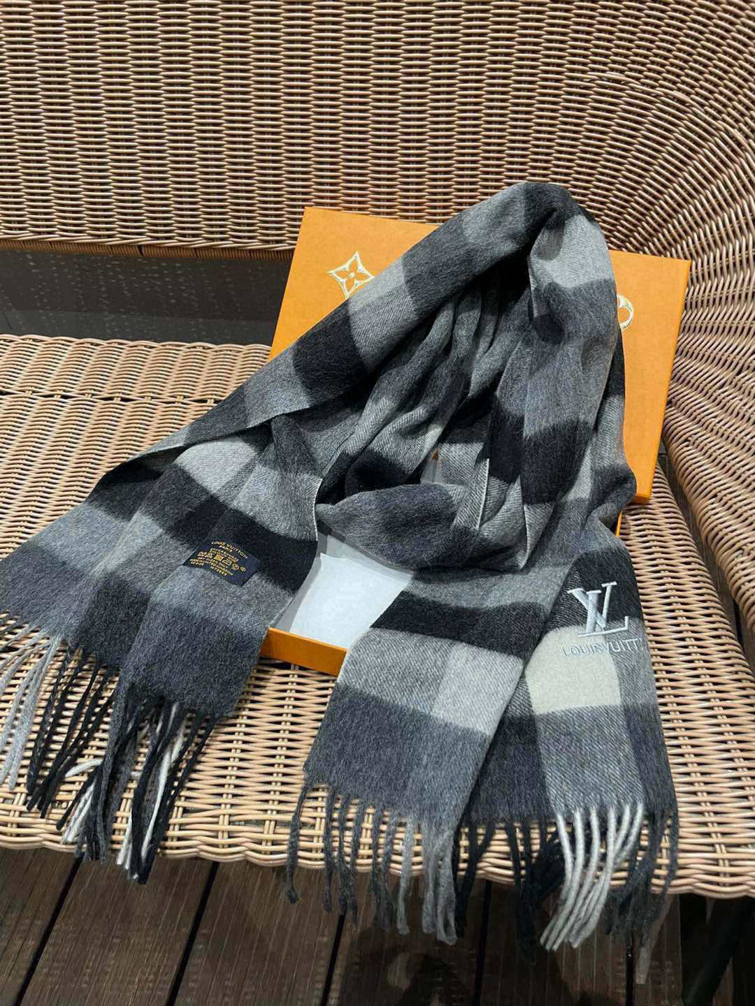 新款路易威登LV❗️羊绒方格子好看的要疯掉了👍太有型太有魅力了！！！非常斯文时尚的秋冬单品！真的很喜欢，