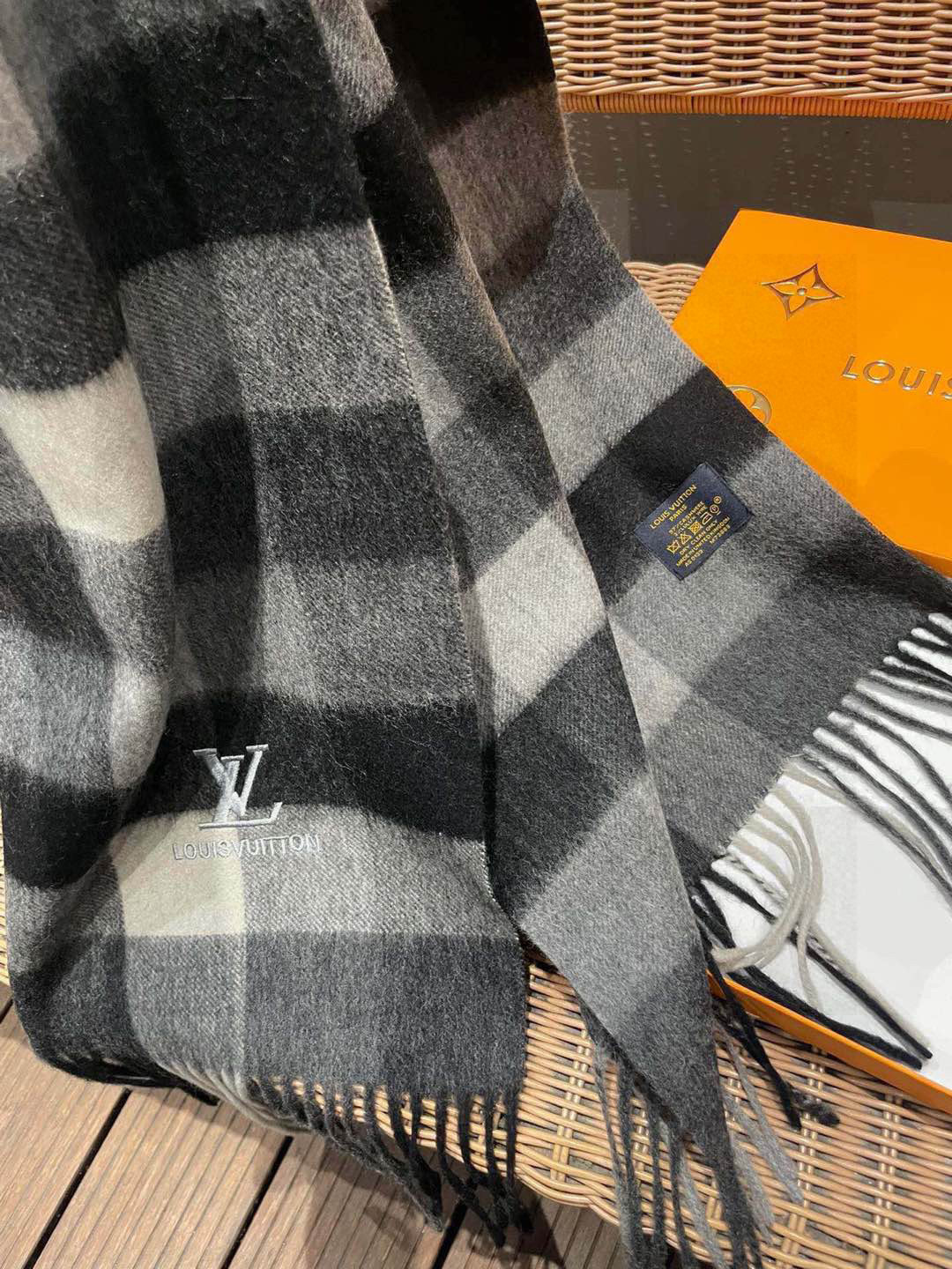 新款路易威登LV❗️羊绒方格子好看的要疯掉了👍太有型太有魅力了！！！非常斯文时尚的秋冬单品！真的很喜欢，