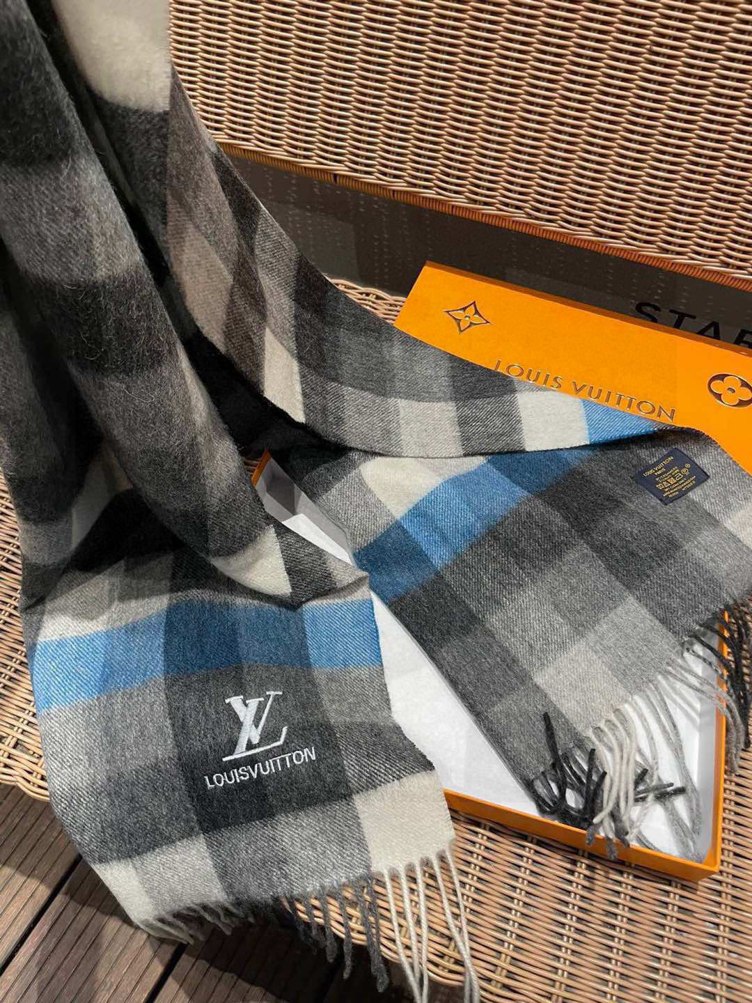 新款路易威登LV❗️羊绒方格子好看的要疯掉了👍太有型太有魅力了！！！非常斯文时尚的秋冬单品！真的很喜欢，