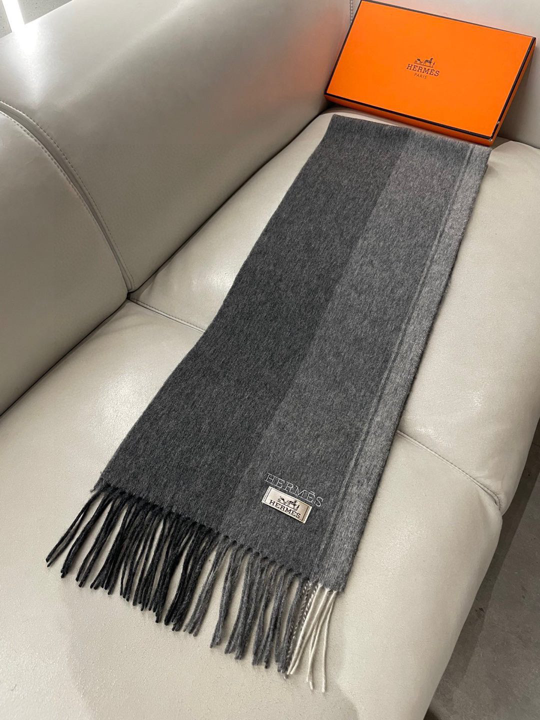 HERMFS【爱马仕】巴黎时装展采用蒙古高原细羊绒！手感满满地都是细腻的绒毛！这个价格绝对百分之百的实惠