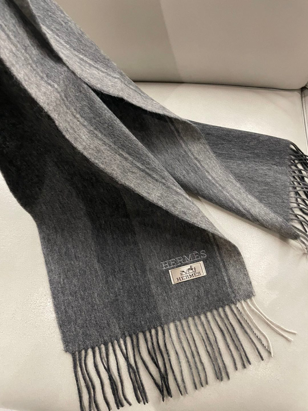 HERMFS【爱马仕】巴黎时装展采用蒙古高原细羊绒！手感满满地都是细腻的绒毛！这个价格绝对百分之百的实惠