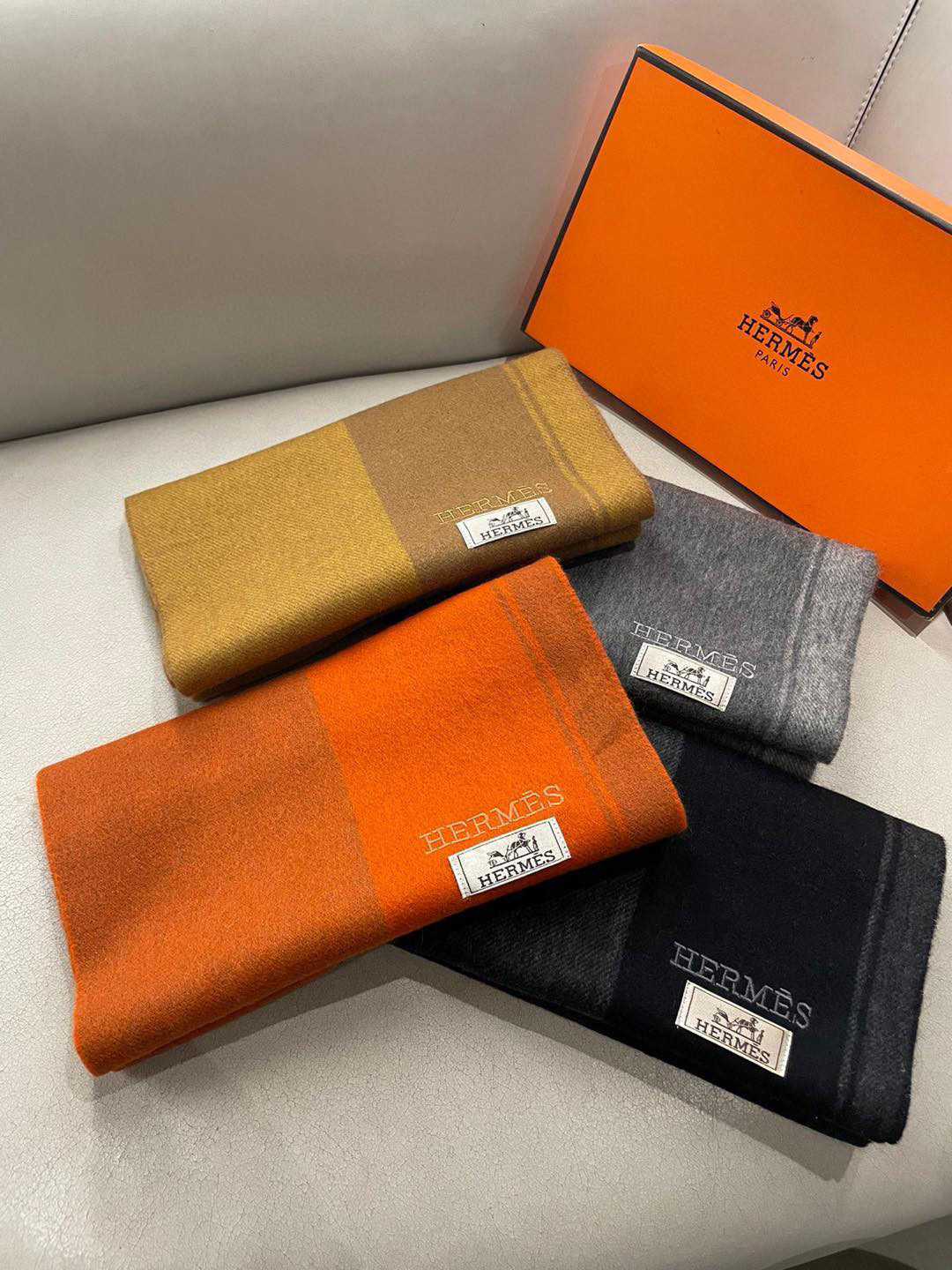 HERMFS【爱马仕】巴黎时装展采用蒙古高原细羊绒！手感满满地都是细腻的绒毛！这个价格绝对百分之百的实惠