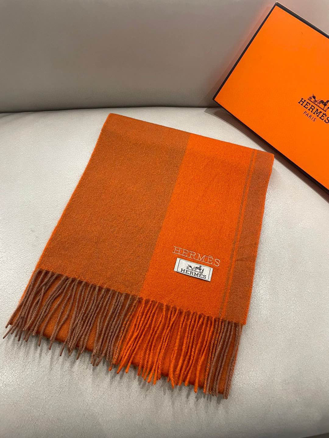 HERMFS【爱马仕】巴黎时装展采用蒙古高原细羊绒！手感满满地都是细腻的绒毛！这个价格绝对百分之百的实惠