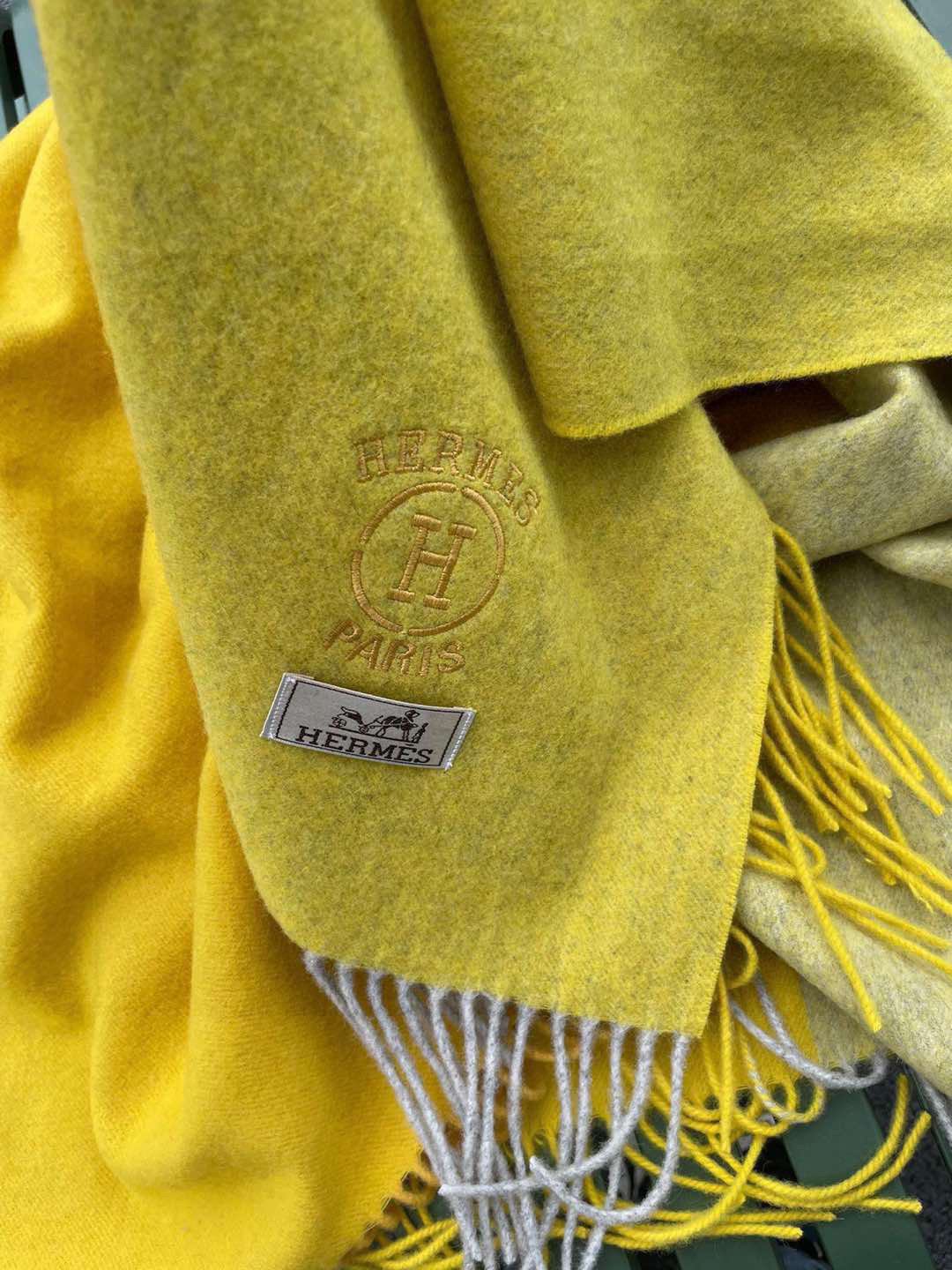 ✨爱马仕最新款，H刺绣系列羊毛毯，大爱三配色。真的太喜欢爱马仕的这款配色了，真的是给家居生活注入新的活力