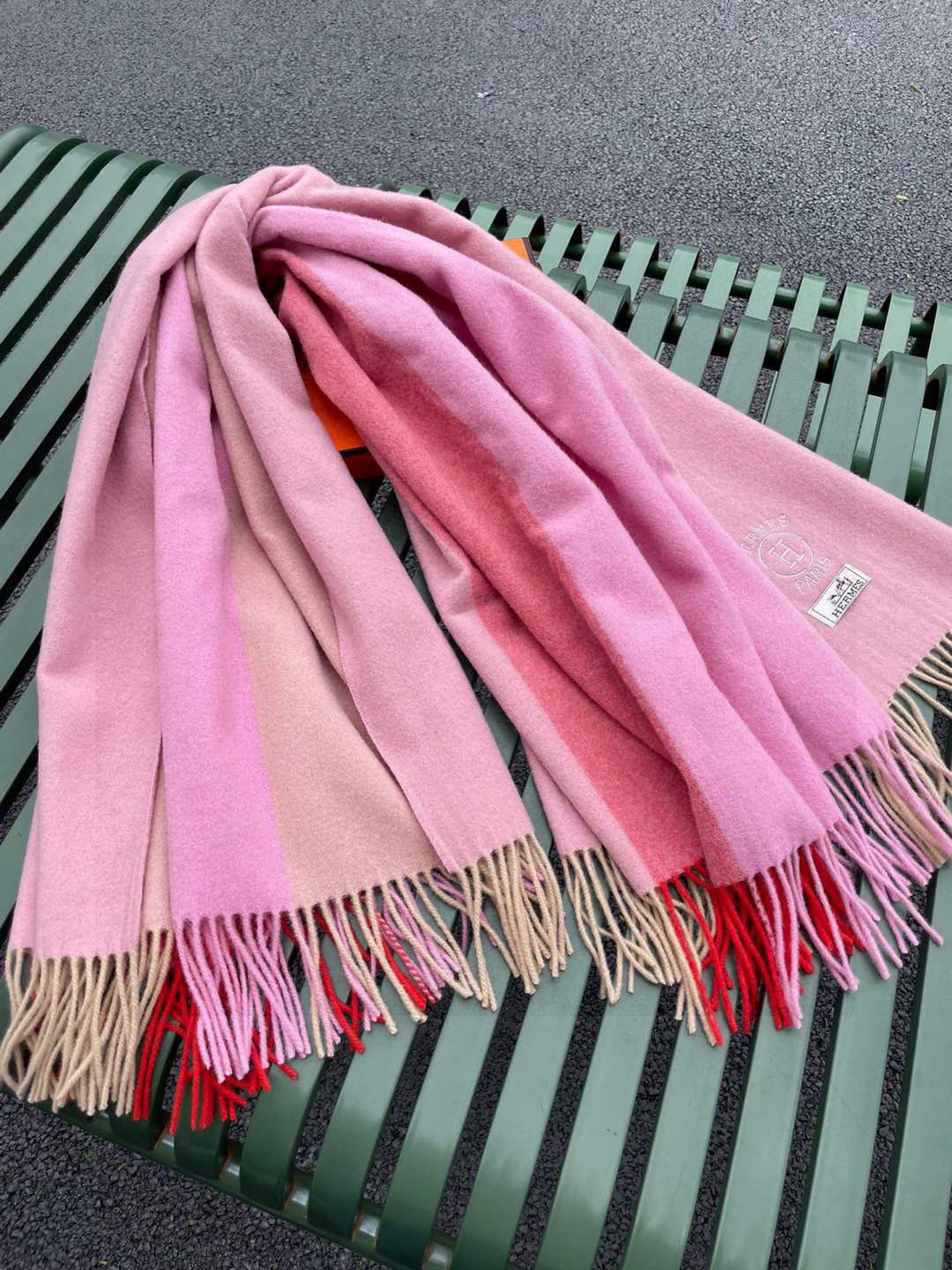 ✨爱马仕最新款，H刺绣系列羊毛毯，大爱三配色。真的太喜欢爱马仕的这款配色了，真的是给家居生活注入新的活力