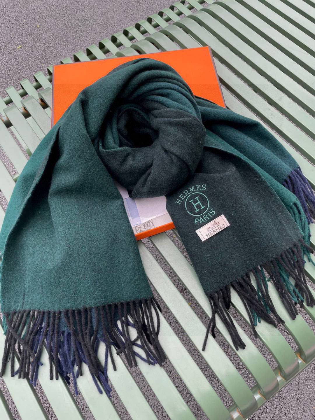 ✨爱马仕最新款，H刺绣系列羊毛毯，大爱三配色。真的太喜欢爱马仕的这款配色了，真的是给家居生活注入新的活力