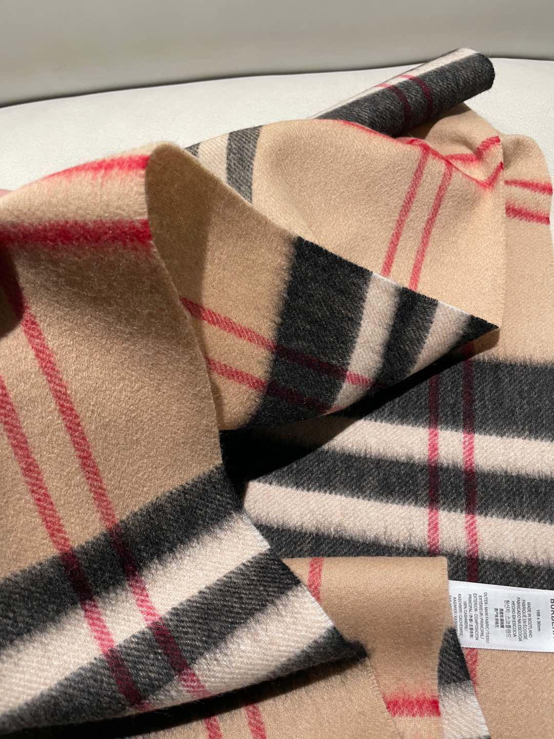巴宝莉Bur羊绒格子好看的要疯掉了，太有型太有魅力了！！！非常斯文时尚的秋冬单品！真的很喜欢，非常Cla