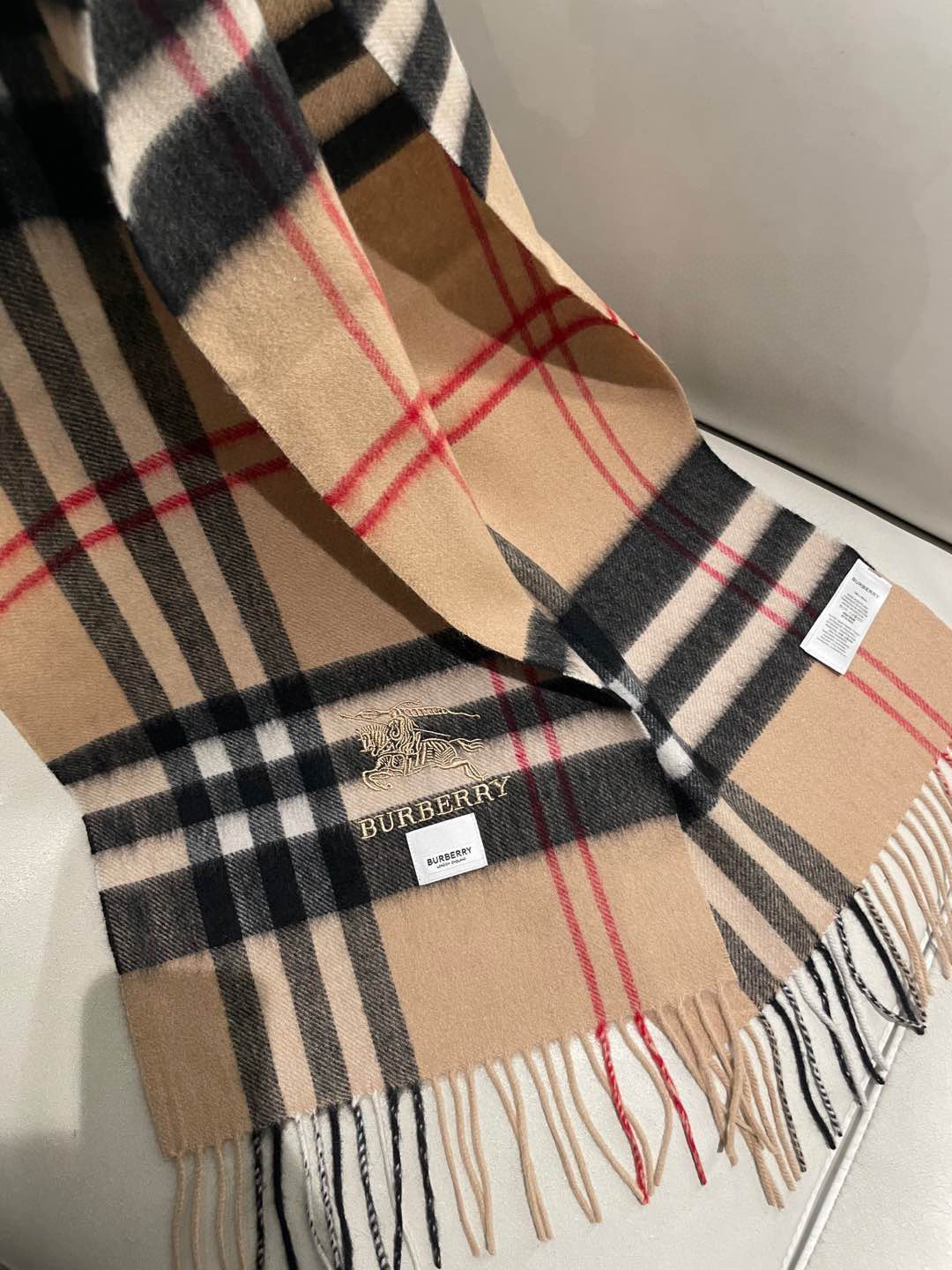 巴宝莉Bur羊绒格子好看的要疯掉了，太有型太有魅力了！！！非常斯文时尚的秋冬单品！真的很喜欢，非常Cla