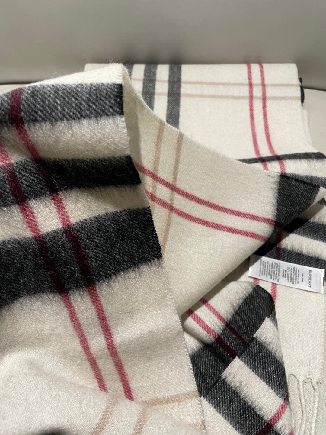 巴宝莉Bur羊绒格子好看的要疯掉了，太有型太有魅力了！！！非常斯文时尚的秋冬单品！真的很喜欢，非常Cla