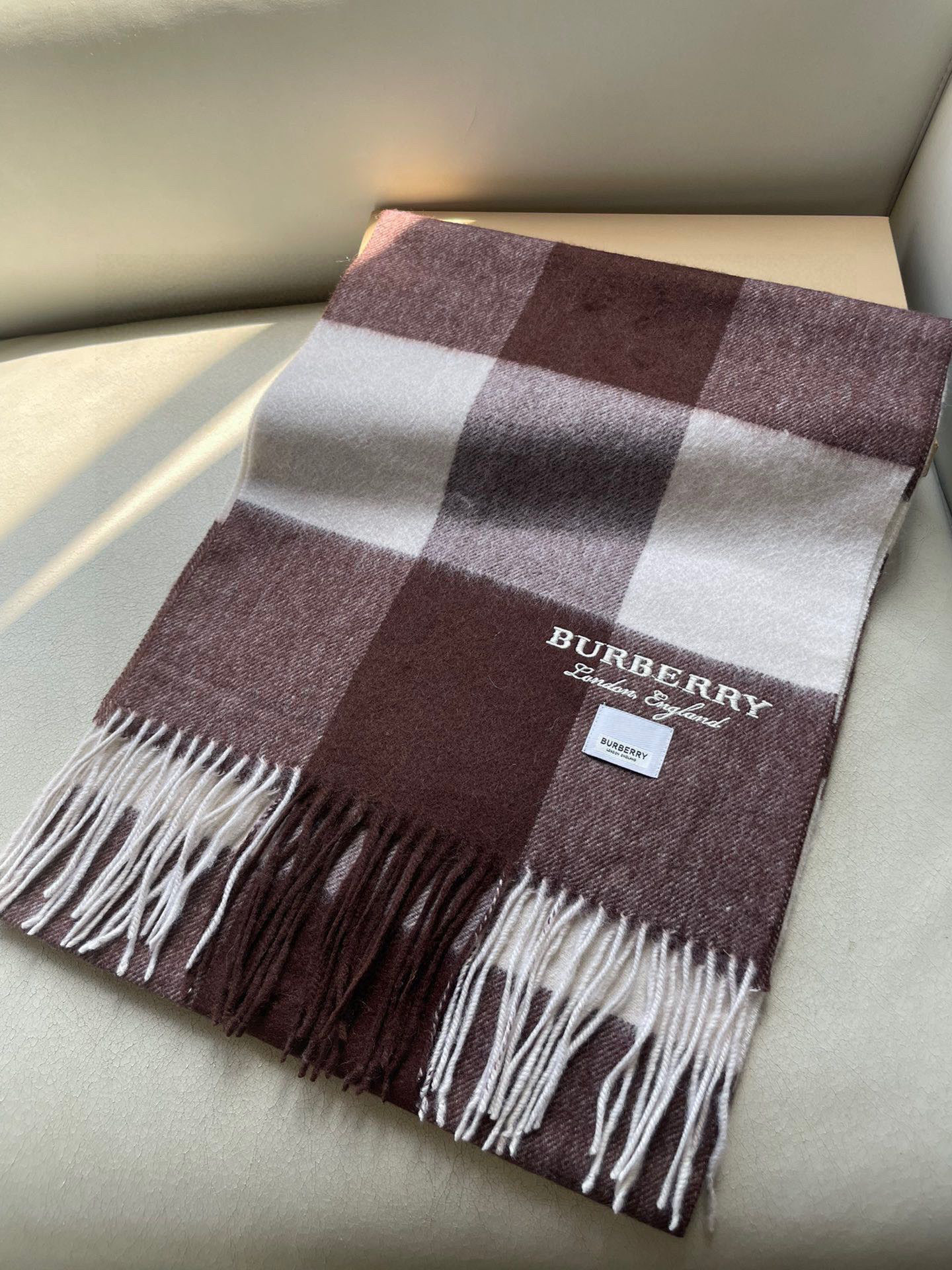 巴宝莉BURBERRY字母专柜款❗️ 顶级出口尾单刺绣👍货不多，下手一定要快，真心美的让人非常非常心动 