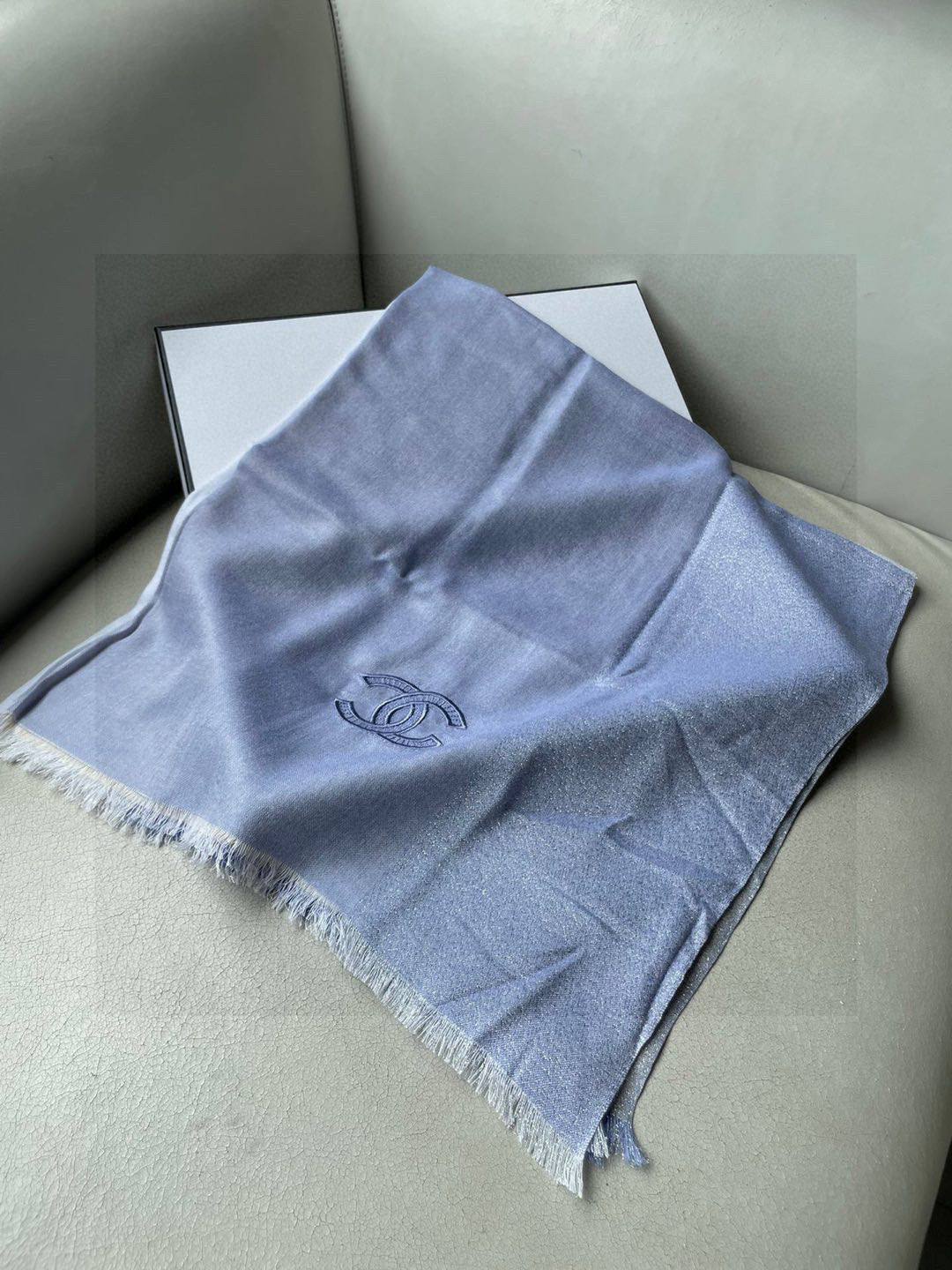 新款香奈儿顶级旷世绝美👼，👏小香风绝美百搭款💋专柜限量哦‼有钱都很难订到💛💙💜顶级纯羊绒，品质上乘✨精美