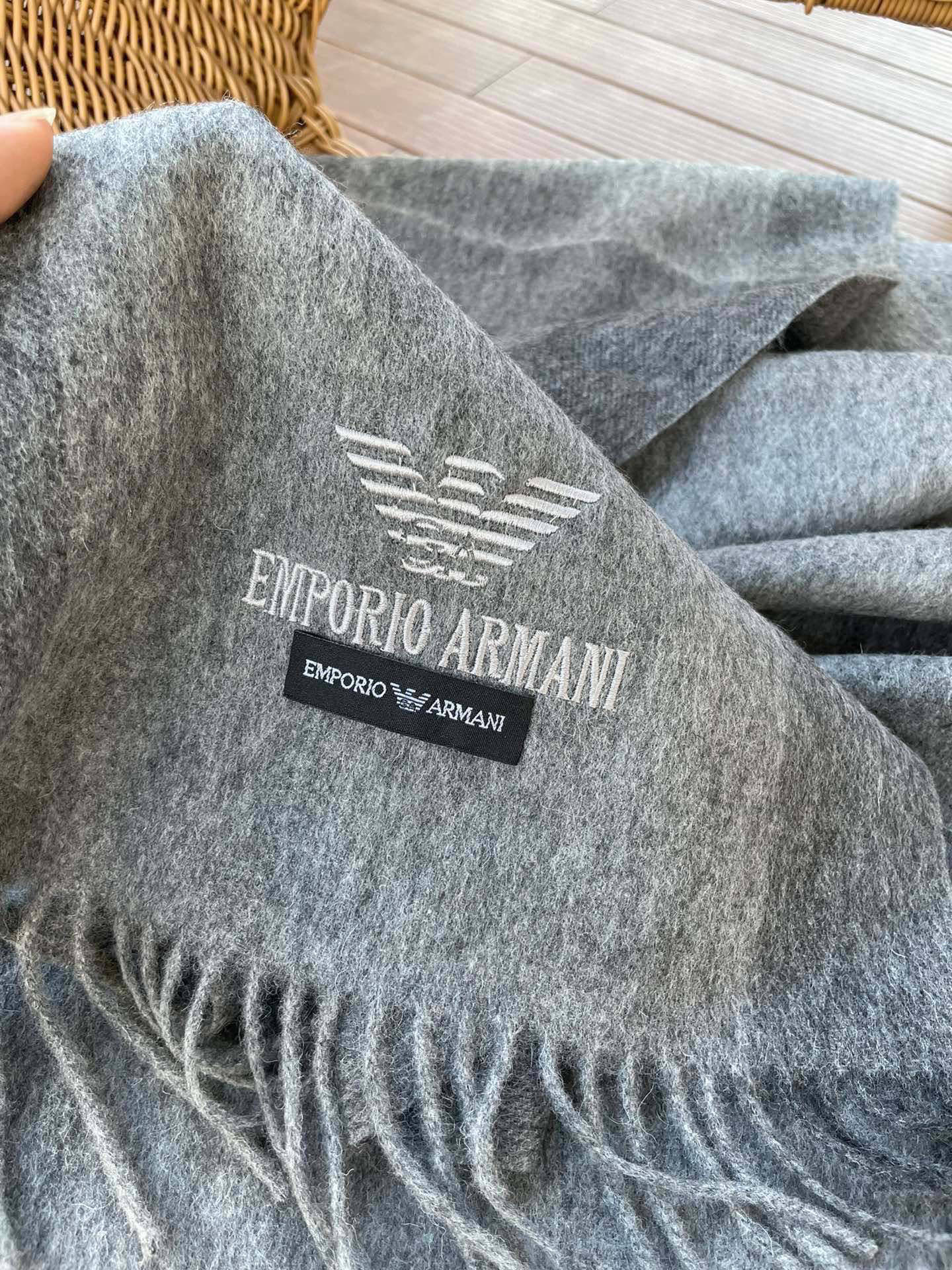 。阿玛尼海外专柜条纹拼色最新男士羊羔毛围巾～惊爆上架🎉国内专柜都没上架，从款式到面料都很赞🎻，经典的条纹