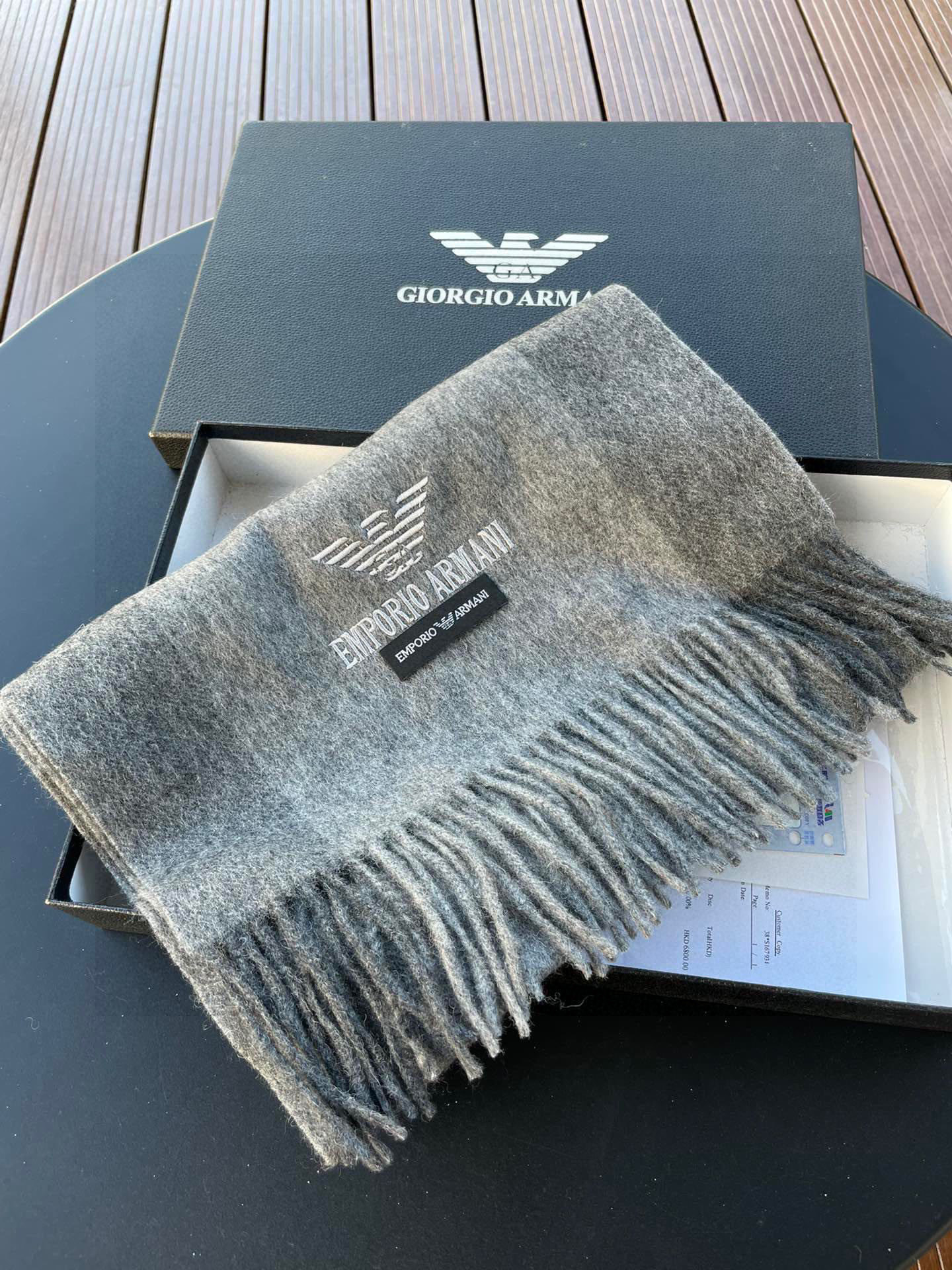 。阿玛尼海外专柜条纹拼色最新男士羊羔毛围巾～惊爆上架🎉国内专柜都没上架，从款式到面料都很赞🎻，经典的条纹