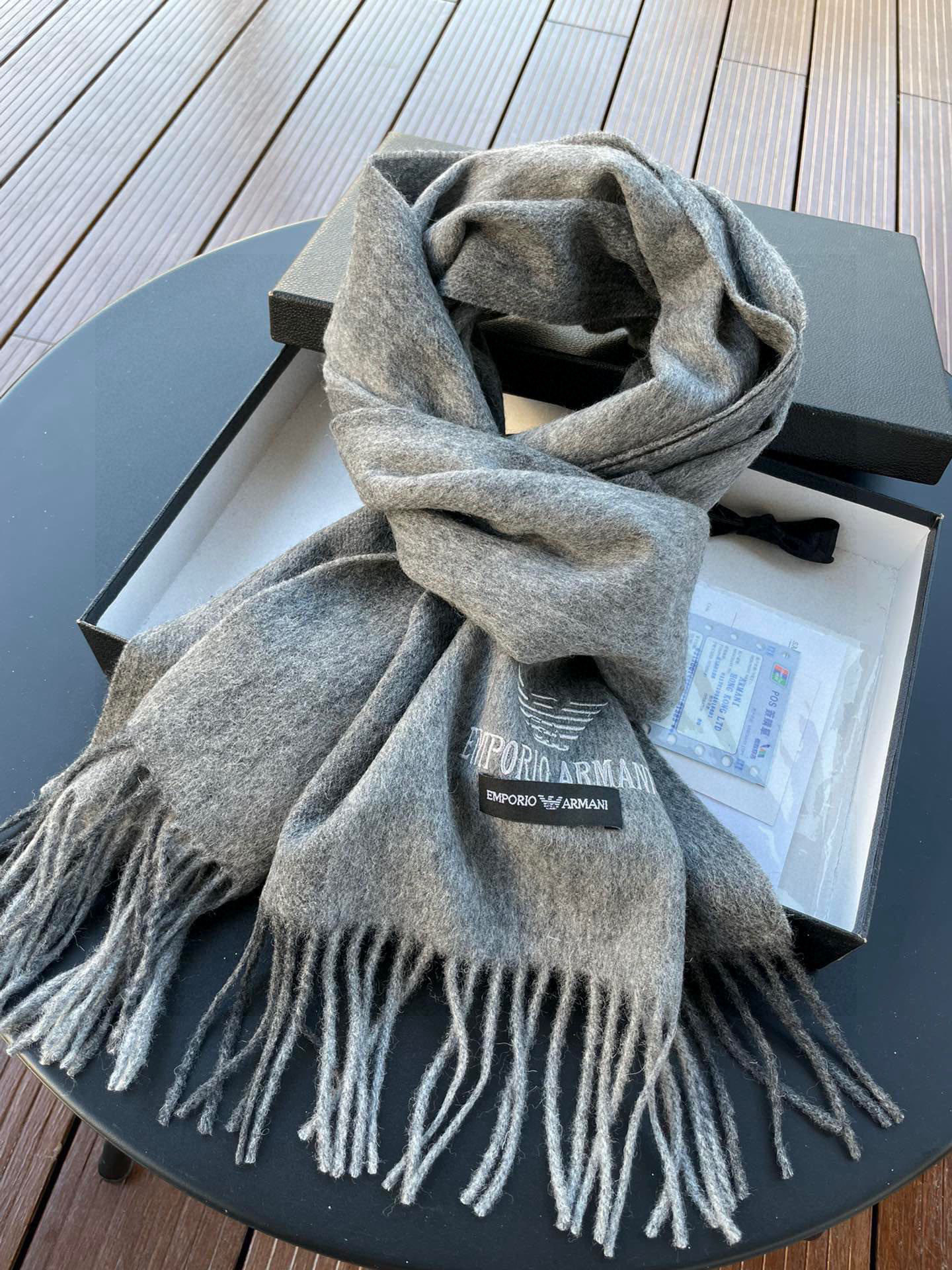 。阿玛尼海外专柜条纹拼色最新男士羊羔毛围巾～惊爆上架🎉国内专柜都没上架，从款式到面料都很赞🎻，经典的条纹