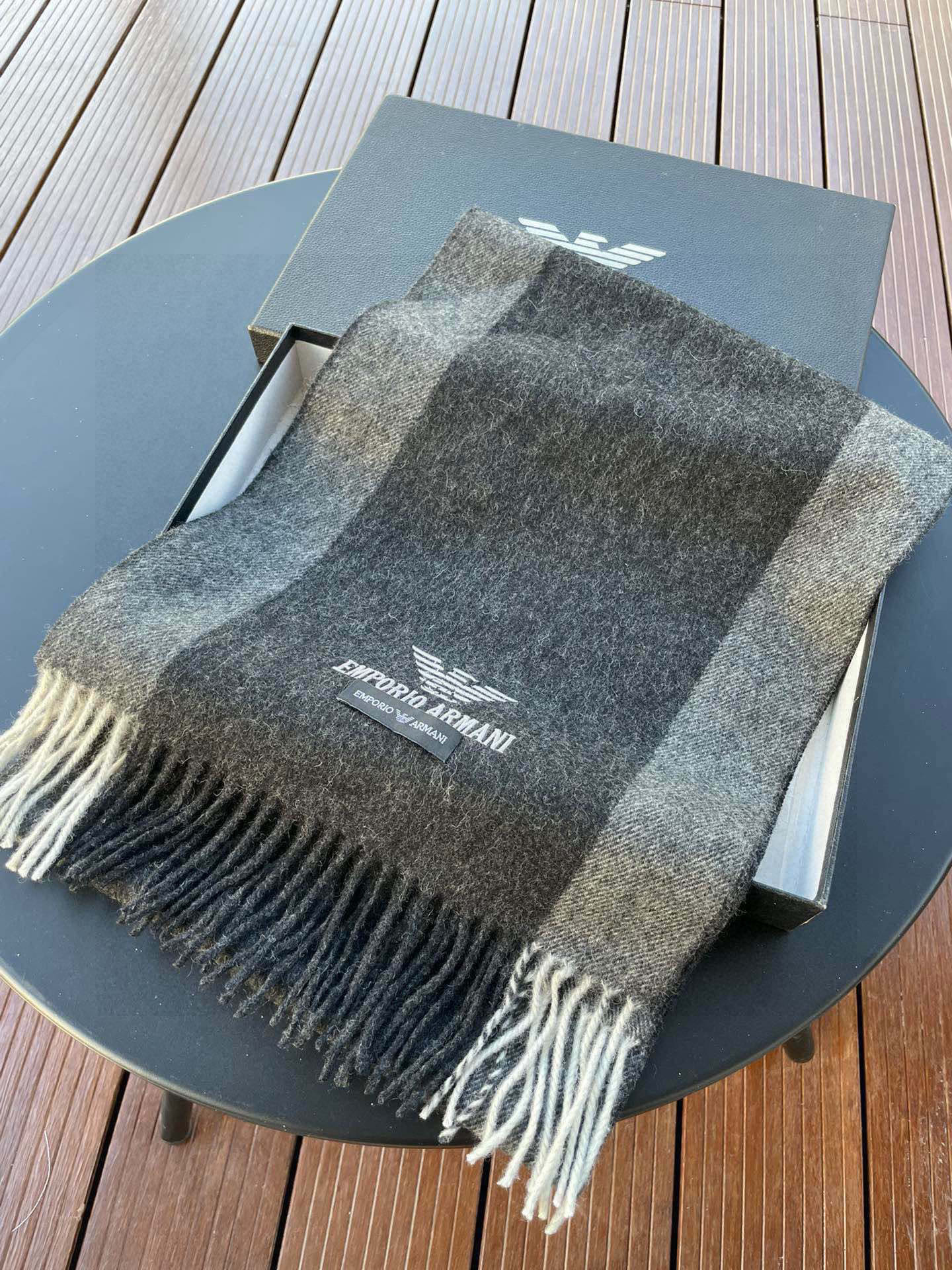 。阿玛尼海外专柜条纹拼色最新男士羊羔毛围巾～惊爆上架🎉国内专柜都没上架，从款式到面料都很赞🎻，经典的条纹