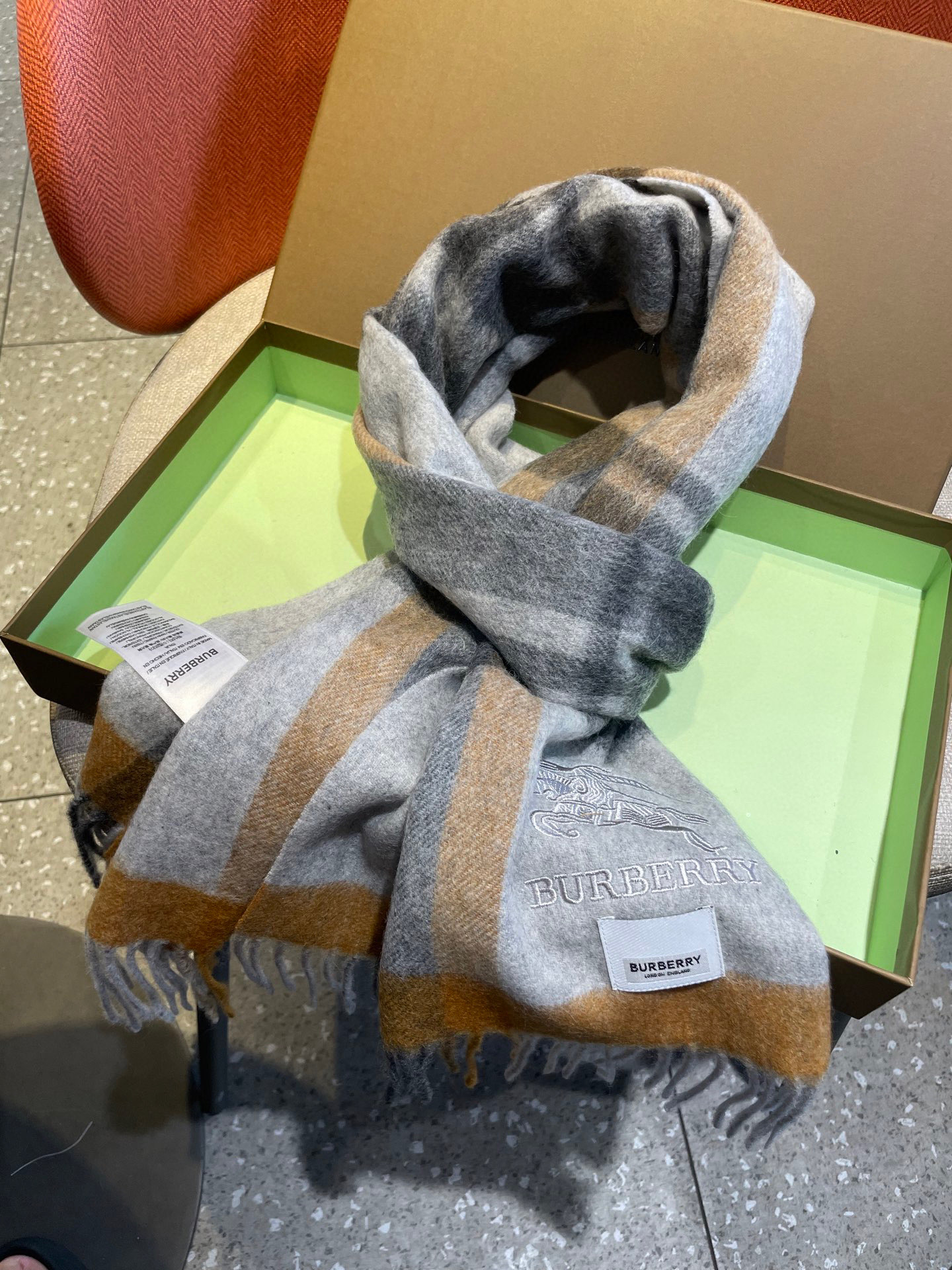 巴宝莉Bur羊绒格子好看的要疯掉了，太有型太有魅力了！！！非常斯文时尚的秋冬单品！真的很喜欢，非常Cla