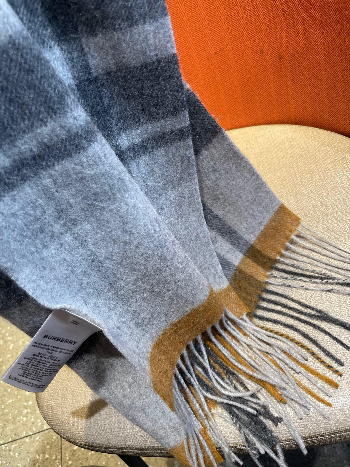 巴宝莉Bur羊绒格子好看的要疯掉了，太有型太有魅力了！！！非常斯文时尚的秋冬单品！真的很喜欢，非常Cla